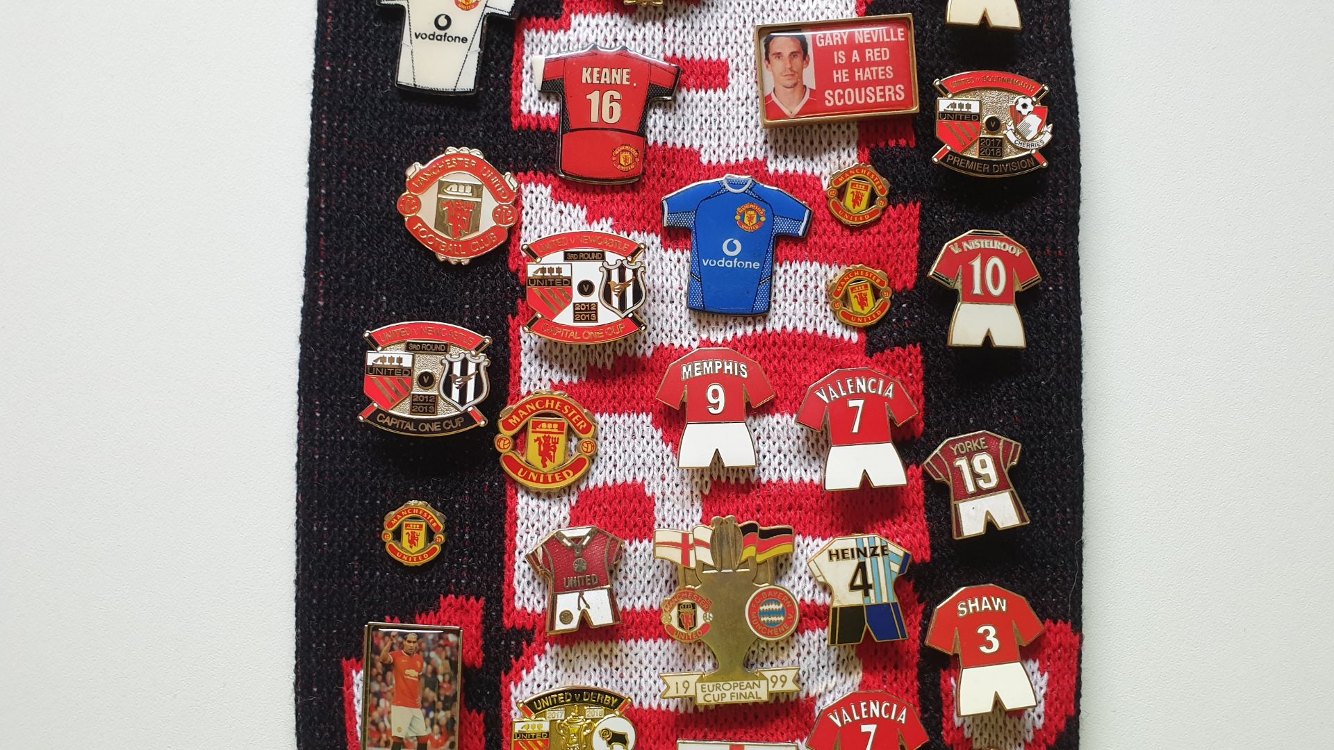 MANCHESTER UNITED SCARF CONTAINING APPROX 165 X PIN BADGES IE WORTHINGTON CUP FINAL 2003, WHITESIDE, - Image 3 of 8