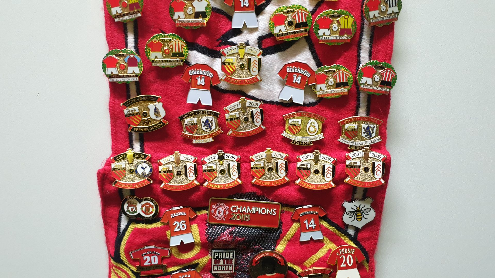 MANCHESTER UNITED SCARF CONTAINING APPROX 230 X PIN BADGES IE GEORGE BEST/STONE ROSES SENT TO ME - Image 6 of 8