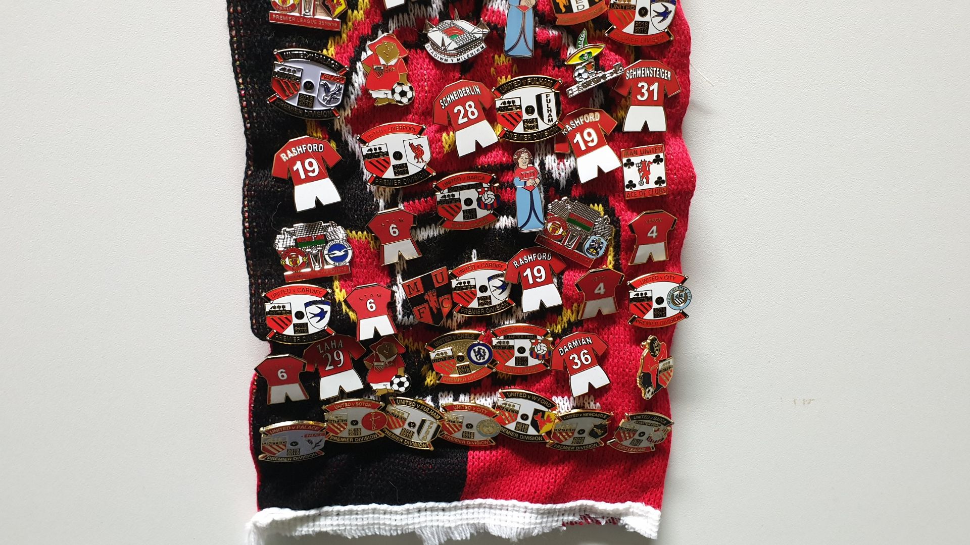 MANCHESTER UNITED SCARF CONTAINING APPROX 270 X PIN BADGES IE MUFC, UNITED KING KONG, BATTLE FOR - Image 8 of 8