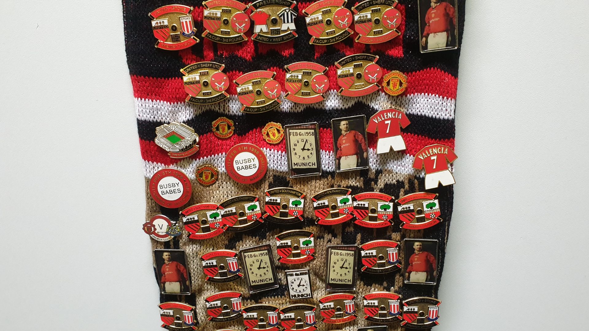 MANCHESTER UNITED SCARF CONTAINING APPROX 225 X PIN BADGES IE MANCHESTER IS RED, MUNICH CLOCK, BUSBY - Image 7 of 8