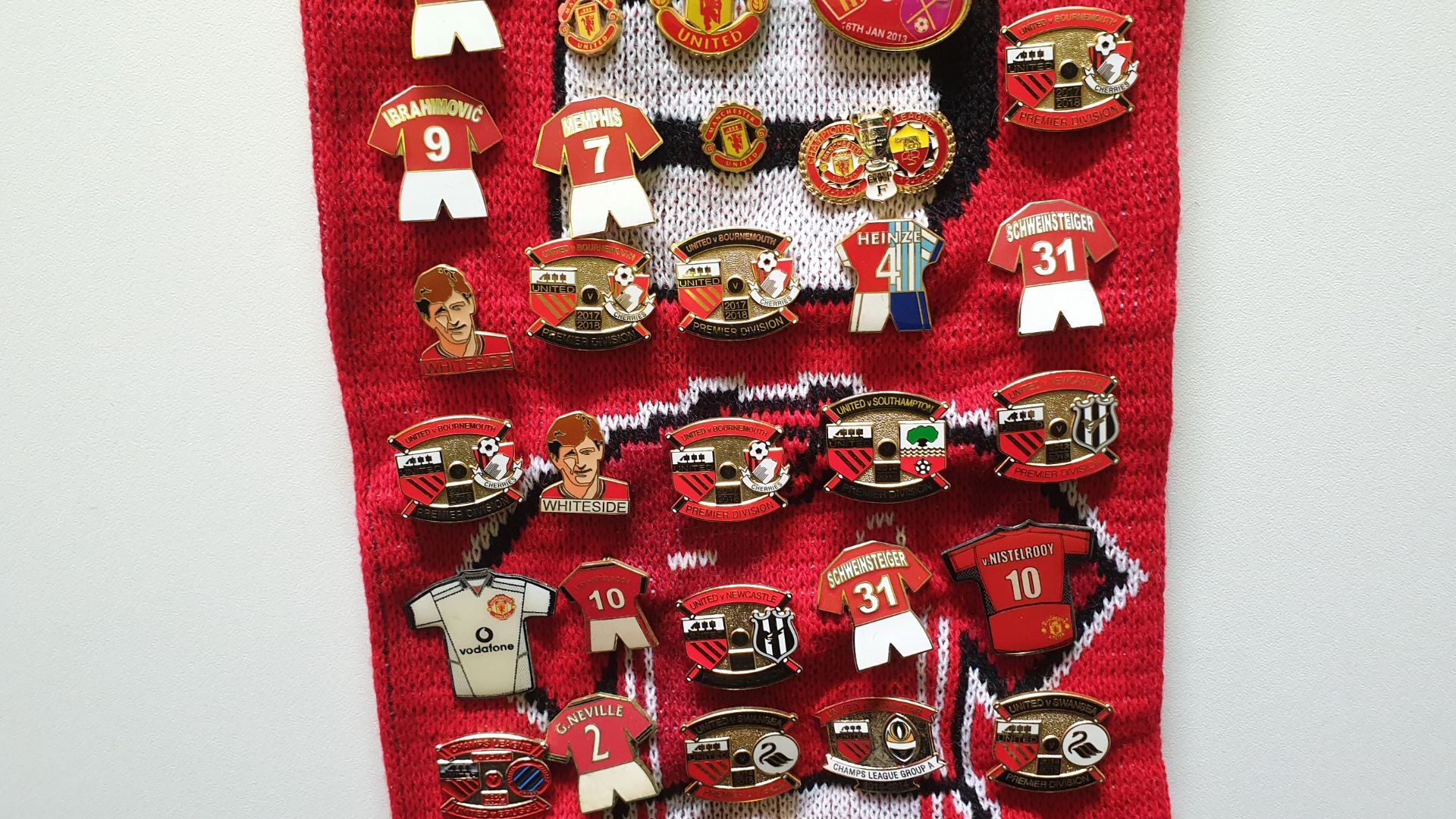 MANCHESTER UNITED SCARF CONTAINING APPROX 165 X PIN BADGES IE WORTHINGTON CUP FINAL 2003, WHITESIDE, - Image 7 of 8