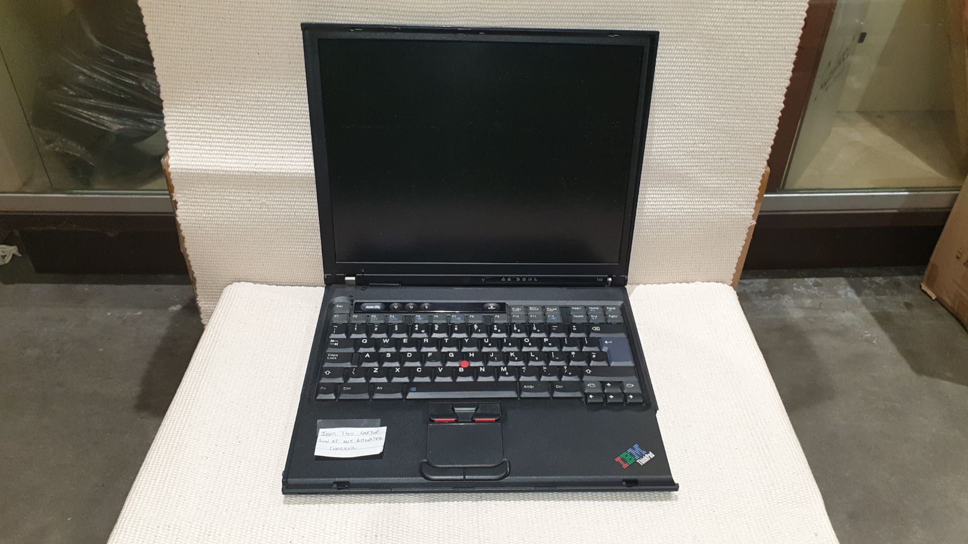 IBM T40 LAPTOP WITH WINDOWS XP NOT ACTIVATED & CHARGER