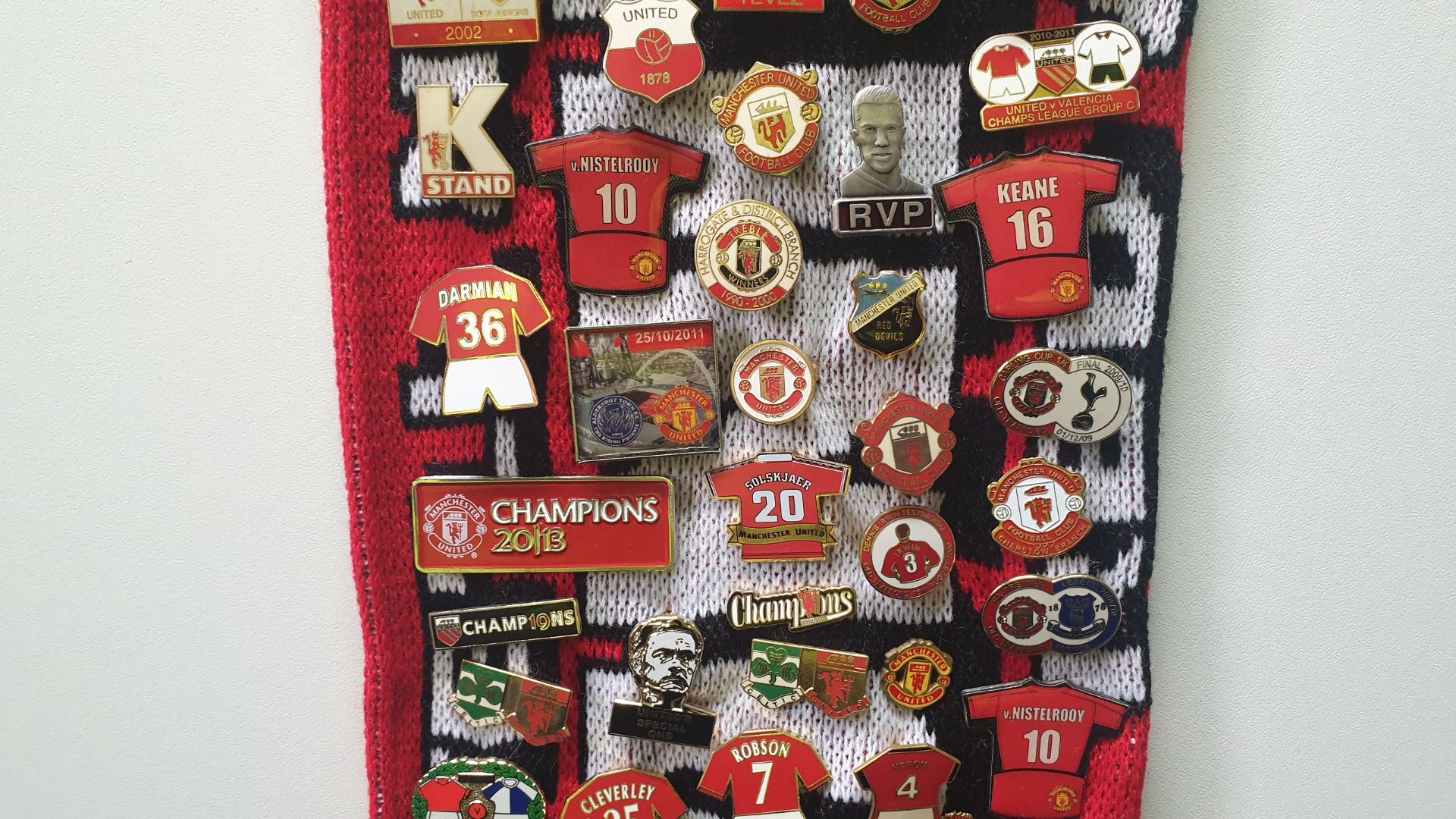 MANCHESTER UNITED SCARF CONTAINING APPROX 200 X PINBADGES IE 1999 EUROPEAN CUP FINAL, PREMIER - Image 7 of 8