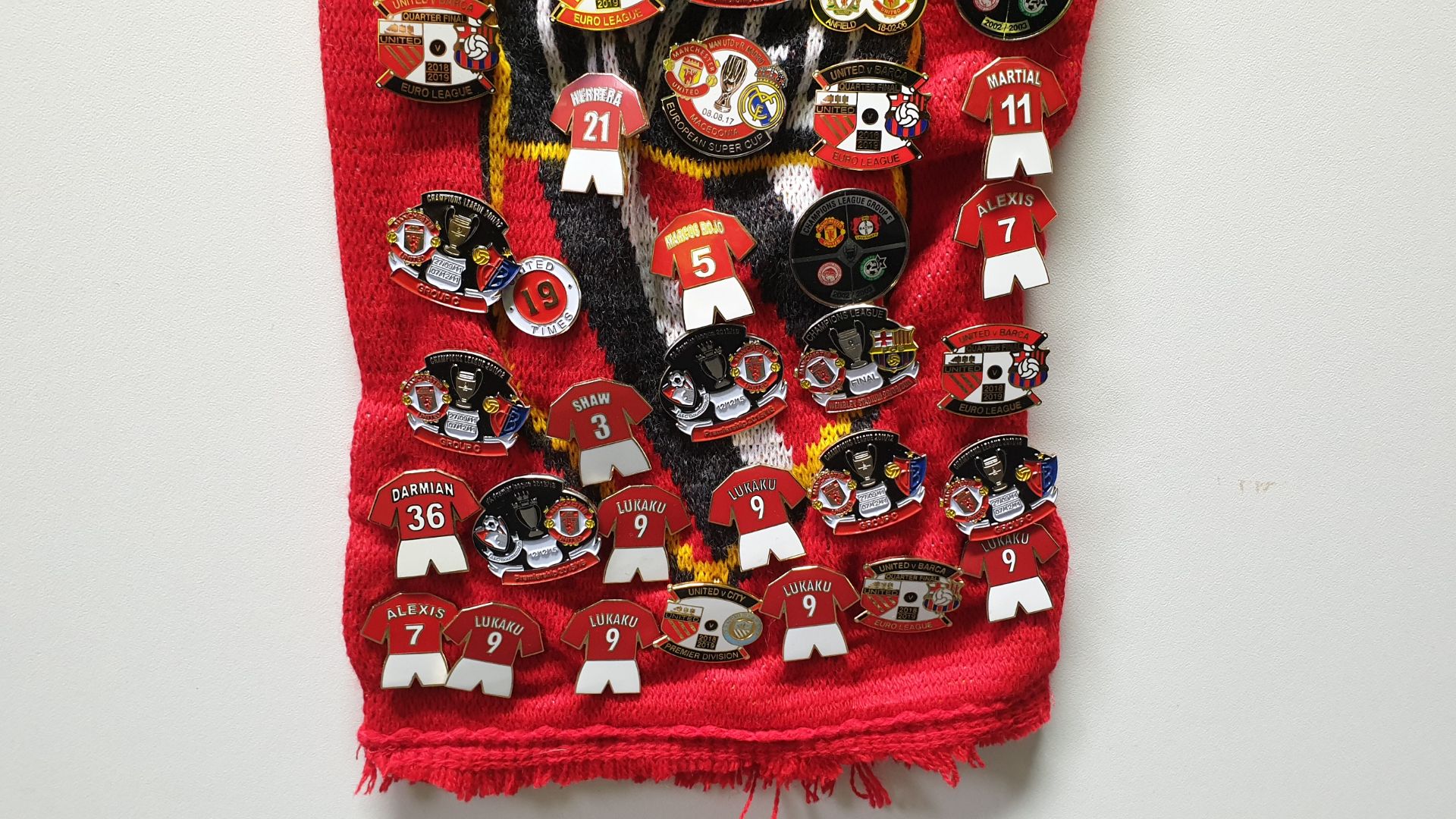 MANCHESTER UNITED SCARF CONTAINING APPROX 230 X PIN BADGES IE WORTHINGTON CUP FINAL 2003, EUROPEAN - Image 8 of 8