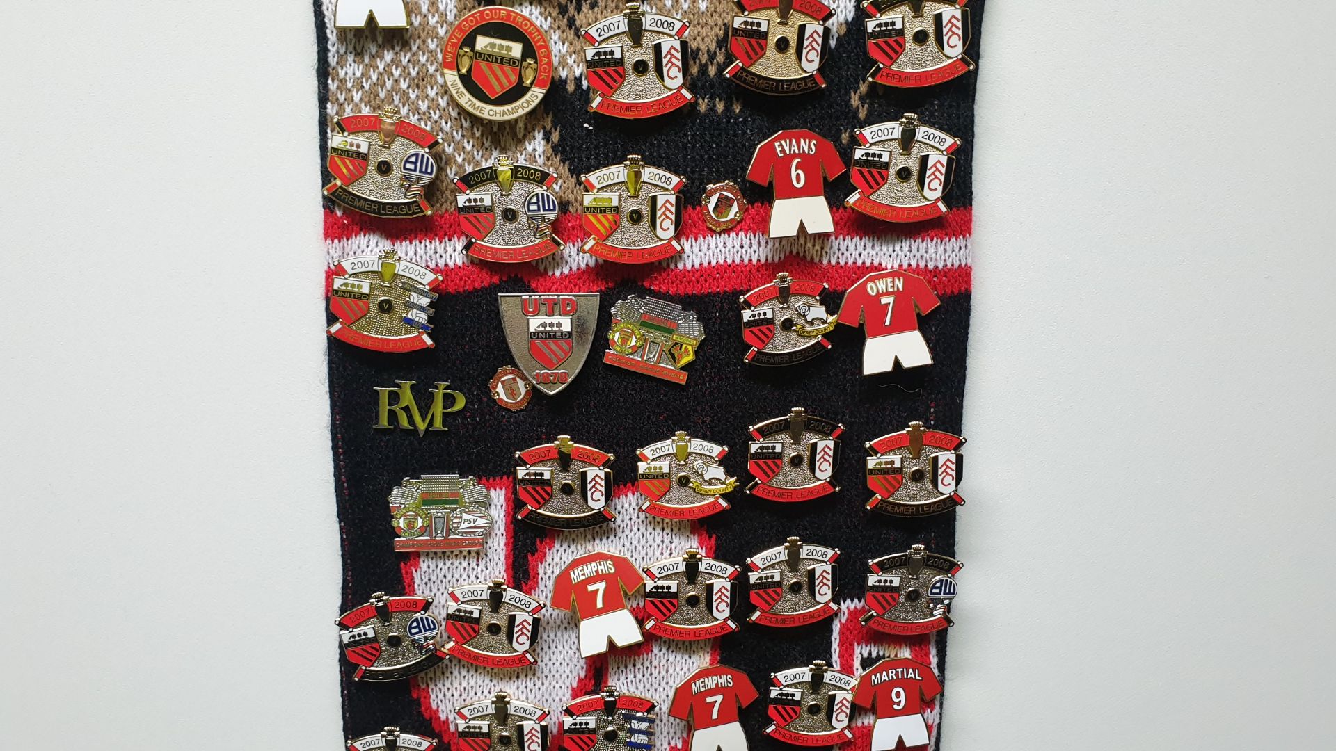 MANCHESTER UNITED SCARF CONTAINING APPROX 220 X PIN BADGES IE FA CUP WINNERS 2004, RVP, UNITED V - Image 3 of 8