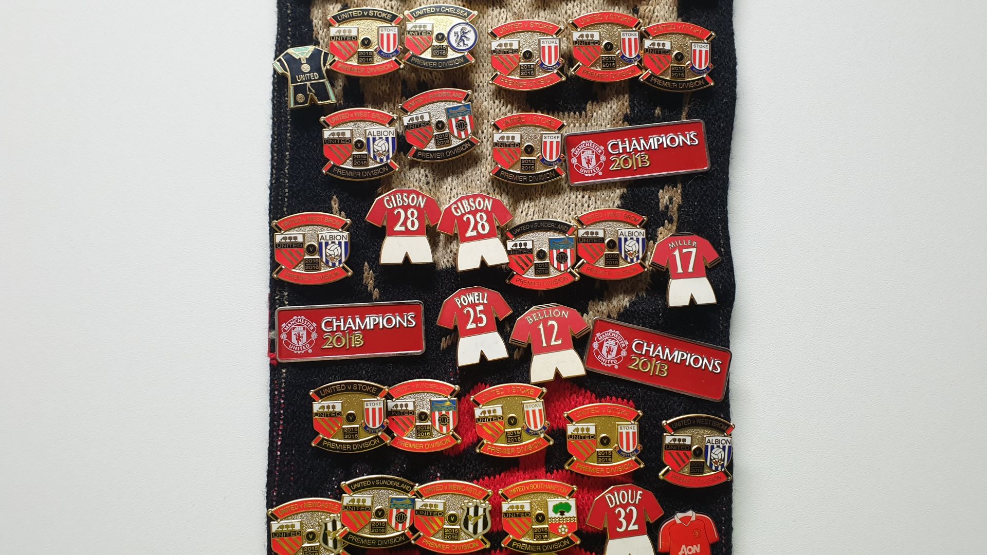 MANCHESTER UNITED SCARF CONTAINING APPROX 235 X PIN BADGES IE CHAMPIONS 2013, RED ARMY, VARIOUS - Image 3 of 8