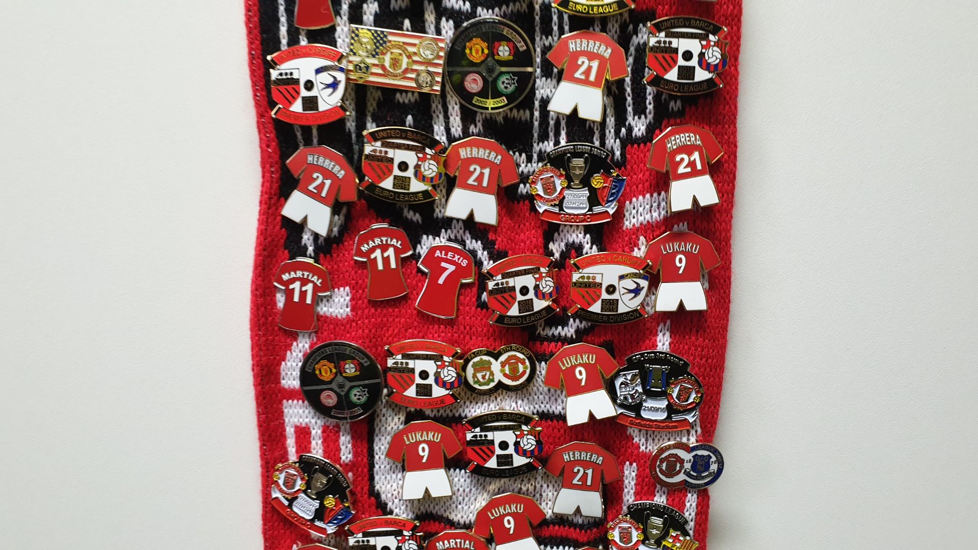 MANCHESTER UNITED SCARF CONTAINING APPROX 190 X PIN BADGES IE BATTLE FOR MANCHESTER, CHAMPIONS - Image 6 of 8