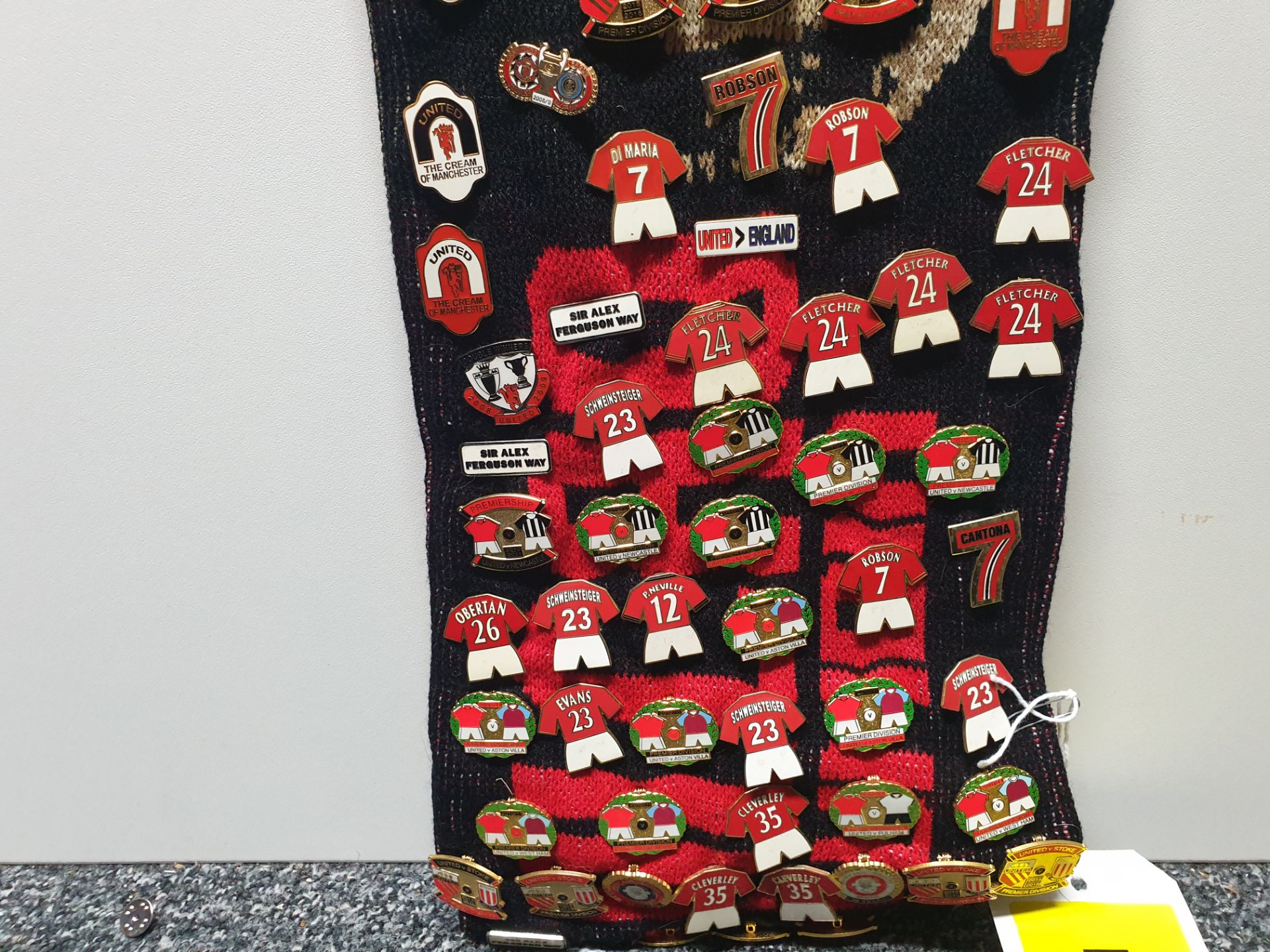 MANCHESTER UNITED SCARF CONTAINING APPROX 200 X PIN BADGES IE SIR ALEX FERGUSON WAY, CANTONA 7, - Image 8 of 8