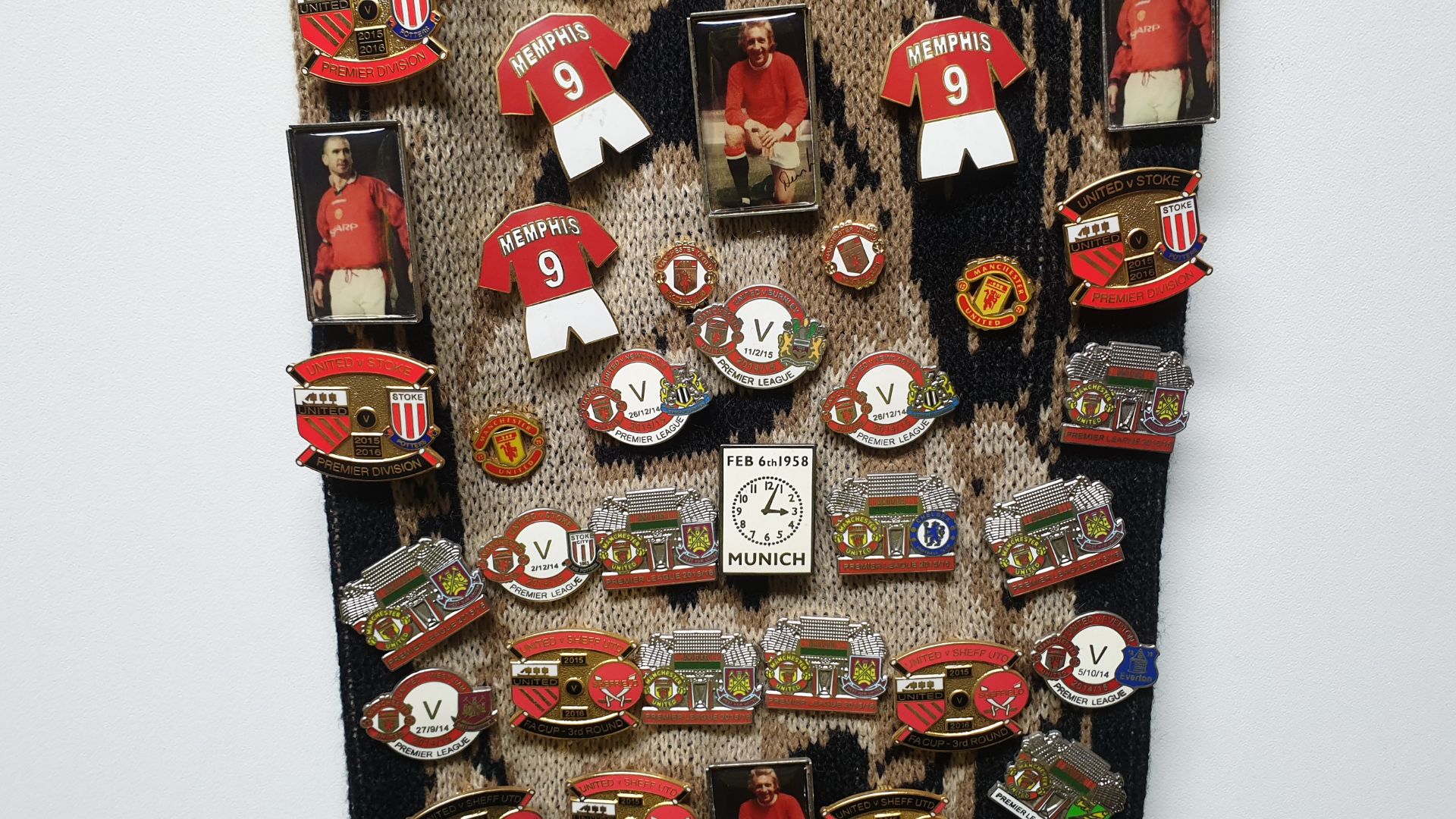 MANCHESTER UNITED SCARF CONTAINING APPROX 225 X PIN BADGES IE MANCHESTER IS RED, MUNICH CLOCK, BUSBY - Image 3 of 8