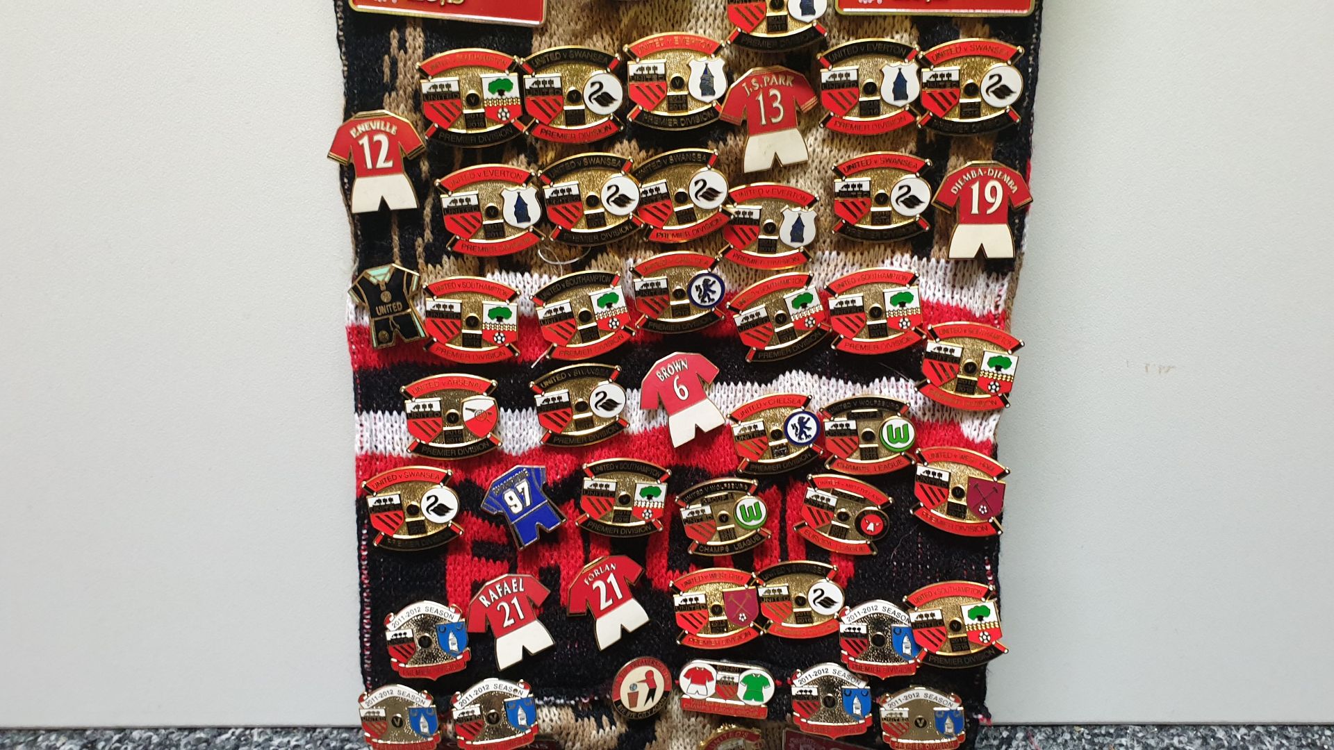 MANCHESTER UNITED SCARF CONTAINING APPROX 235 X PIN BADGES IE CHAMPIONS 2013, RED ARMY, VARIOUS - Image 8 of 8