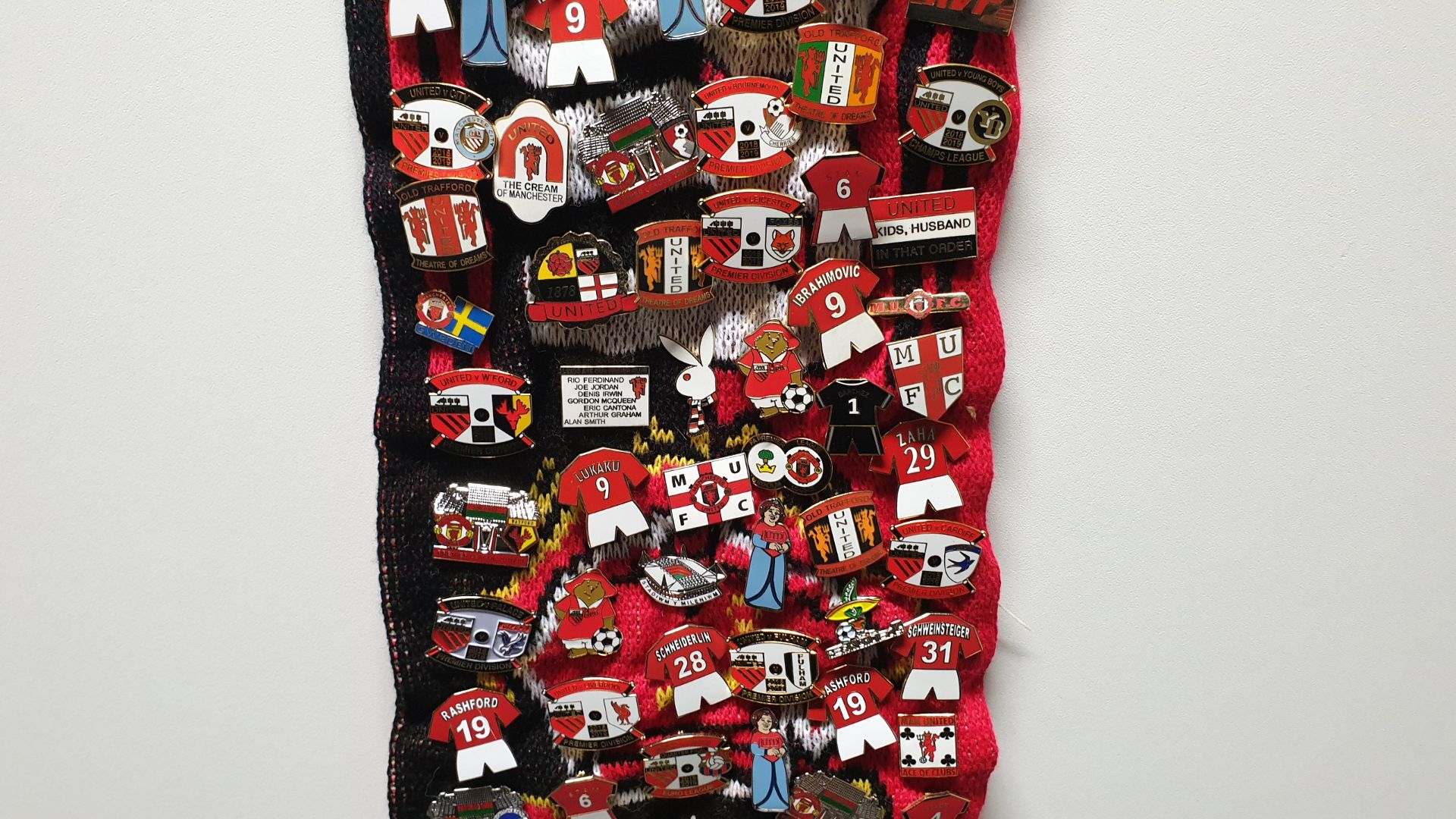 MANCHESTER UNITED SCARF CONTAINING APPROX 270 X PIN BADGES IE MUFC, UNITED KING KONG, BATTLE FOR - Image 7 of 8