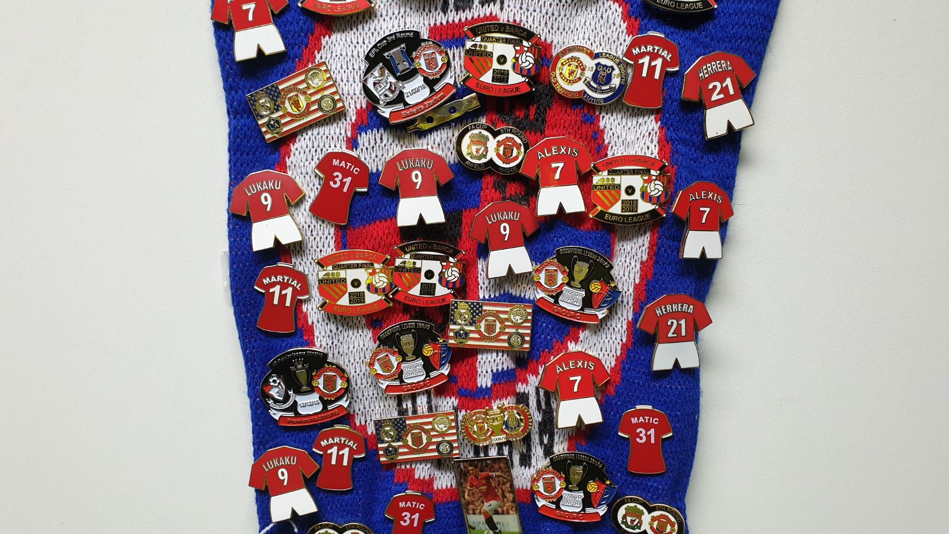 MANCHESTER UNITED SCARF CONTAINING APPROX 230 X PIN BADGES IE WORTHINGTON CUP FINAL 2003, EUROPEAN - Image 2 of 8