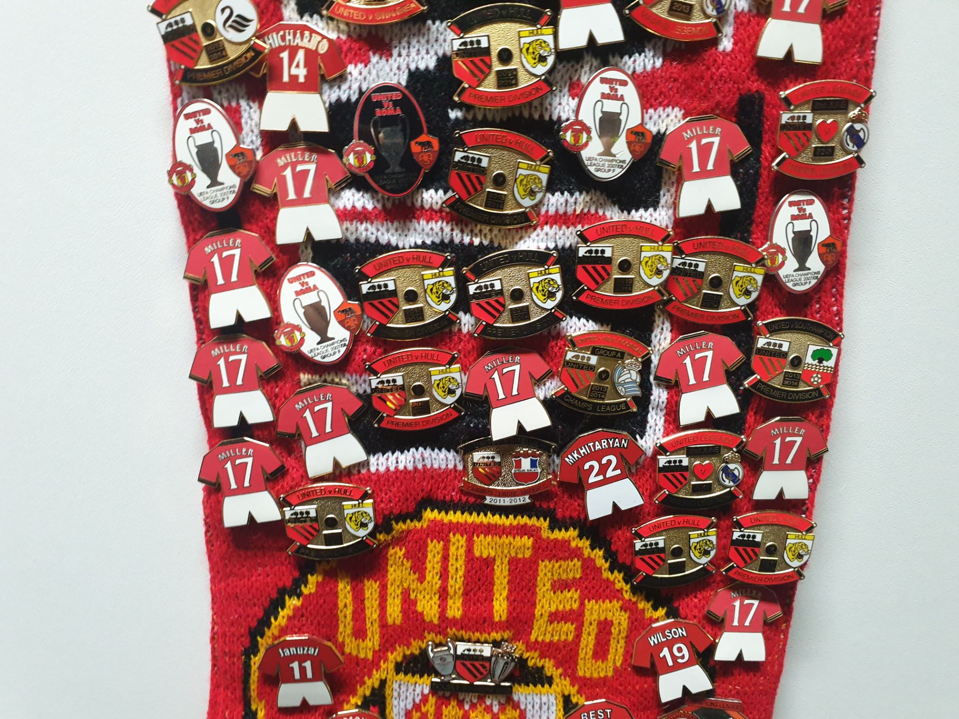 MANCHESTER UNITED SCARF CONTAINING APPROX 190 X PIN BADGES IE BEST 7, CUP WINNERS 2004, CHAMPIONS - Image 7 of 8