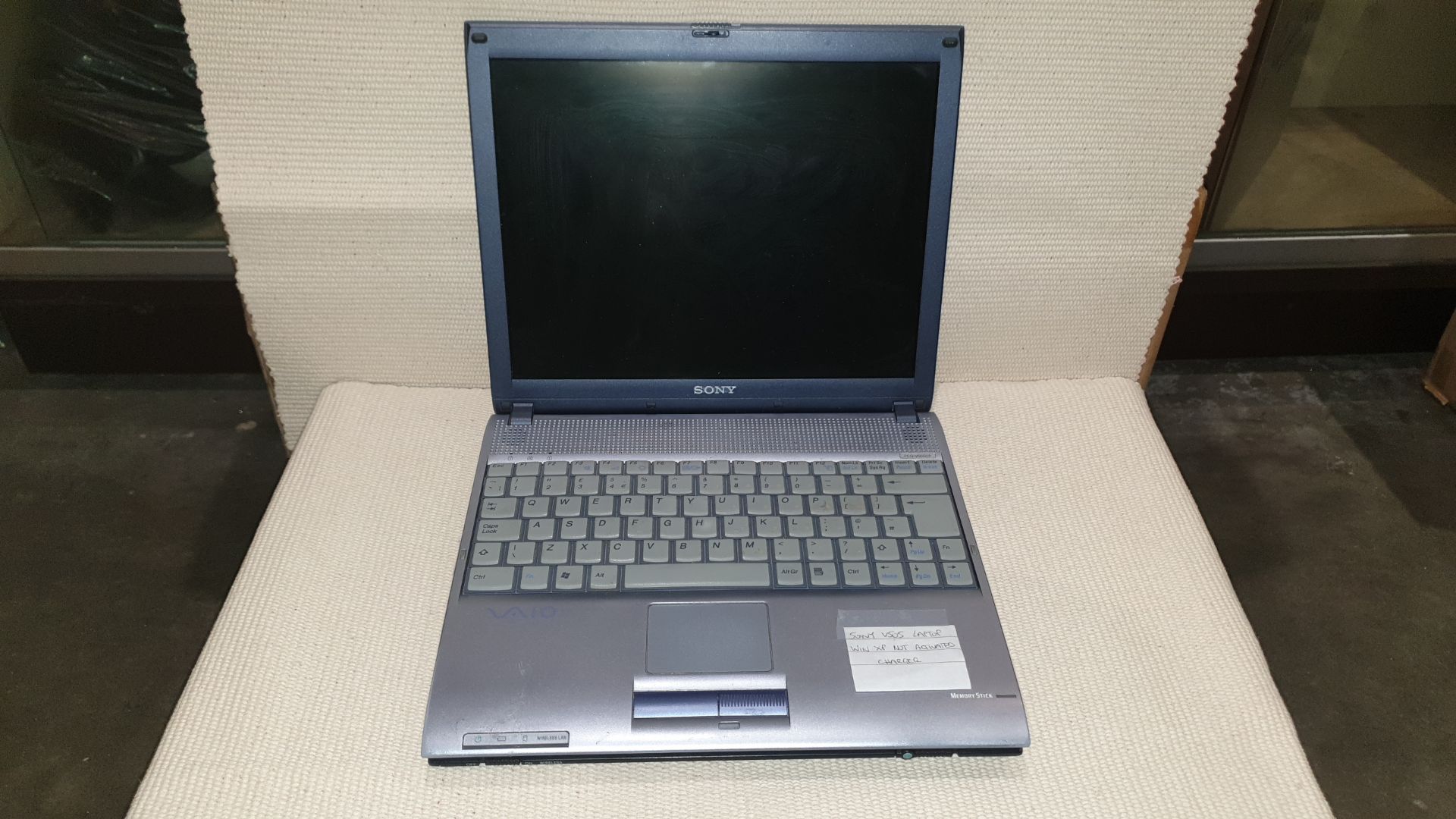 SONY V505 LAPTOP WITH WINDOWS XP NOT ACTIVATED AND CHARGER