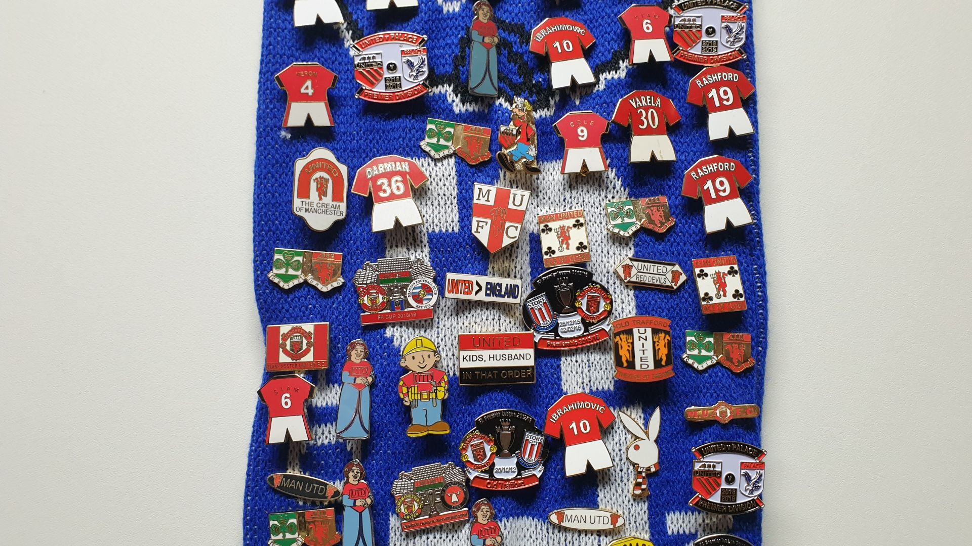 MANCHESTER UNITED SCARF CONTAINING APPROX 250 X PIN BADGES IE UNITED SHREK, UNITED>ENGLAND, OLD - Image 3 of 8