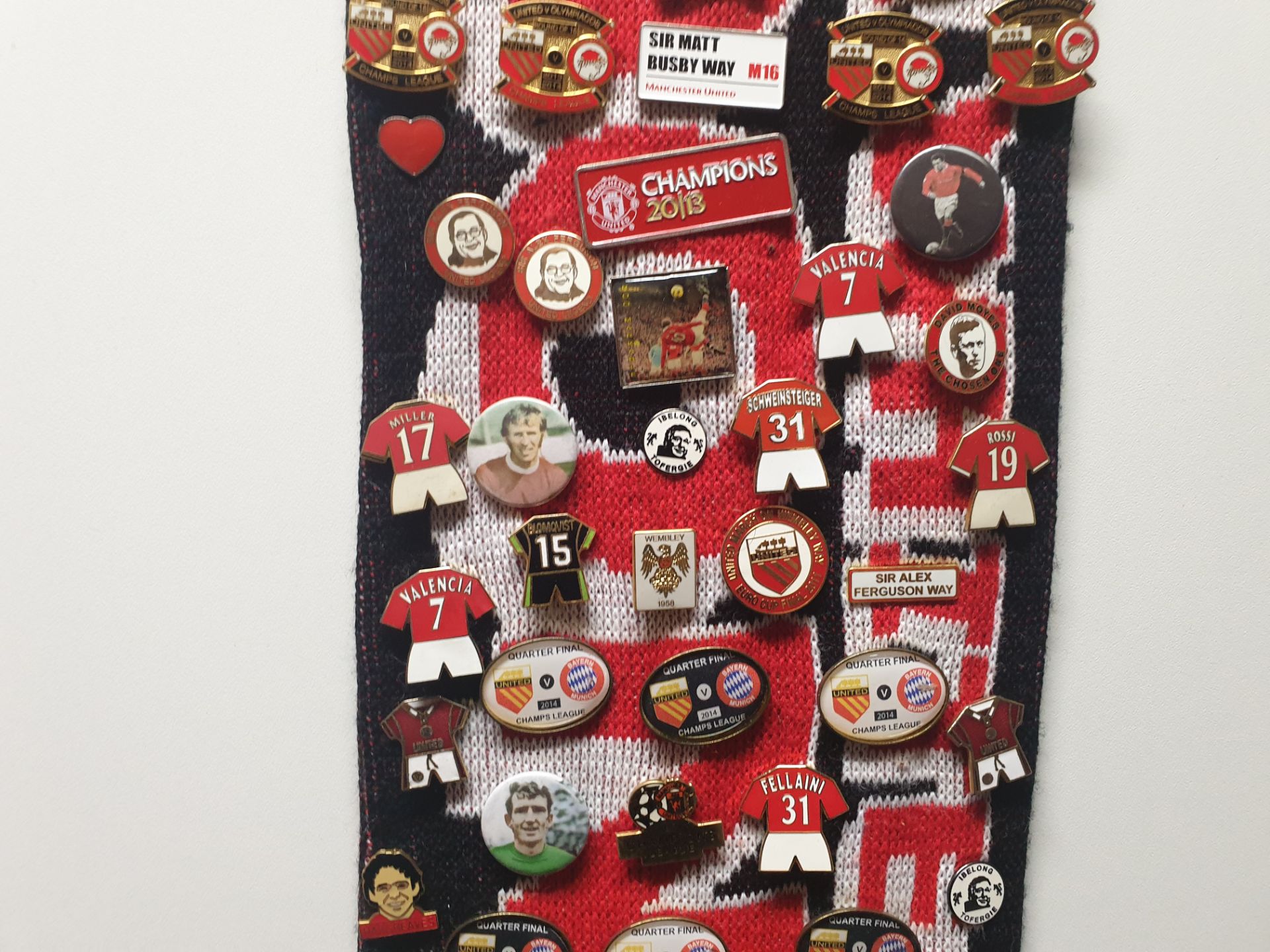 MANCHESTER UNITED SCARF CONTAINING APPROX 170 X PIN BADGES IE CHAMPIONS 2013, SIR ALEX FERGUSON WAY, - Image 5 of 8