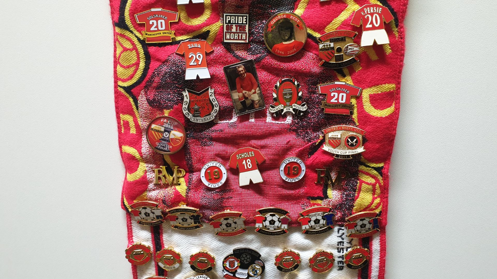 MANCHESTER UNITED SCARF CONTAINING APPROX 230 X PIN BADGES IE GEORGE BEST/STONE ROSES SENT TO ME - Image 7 of 8