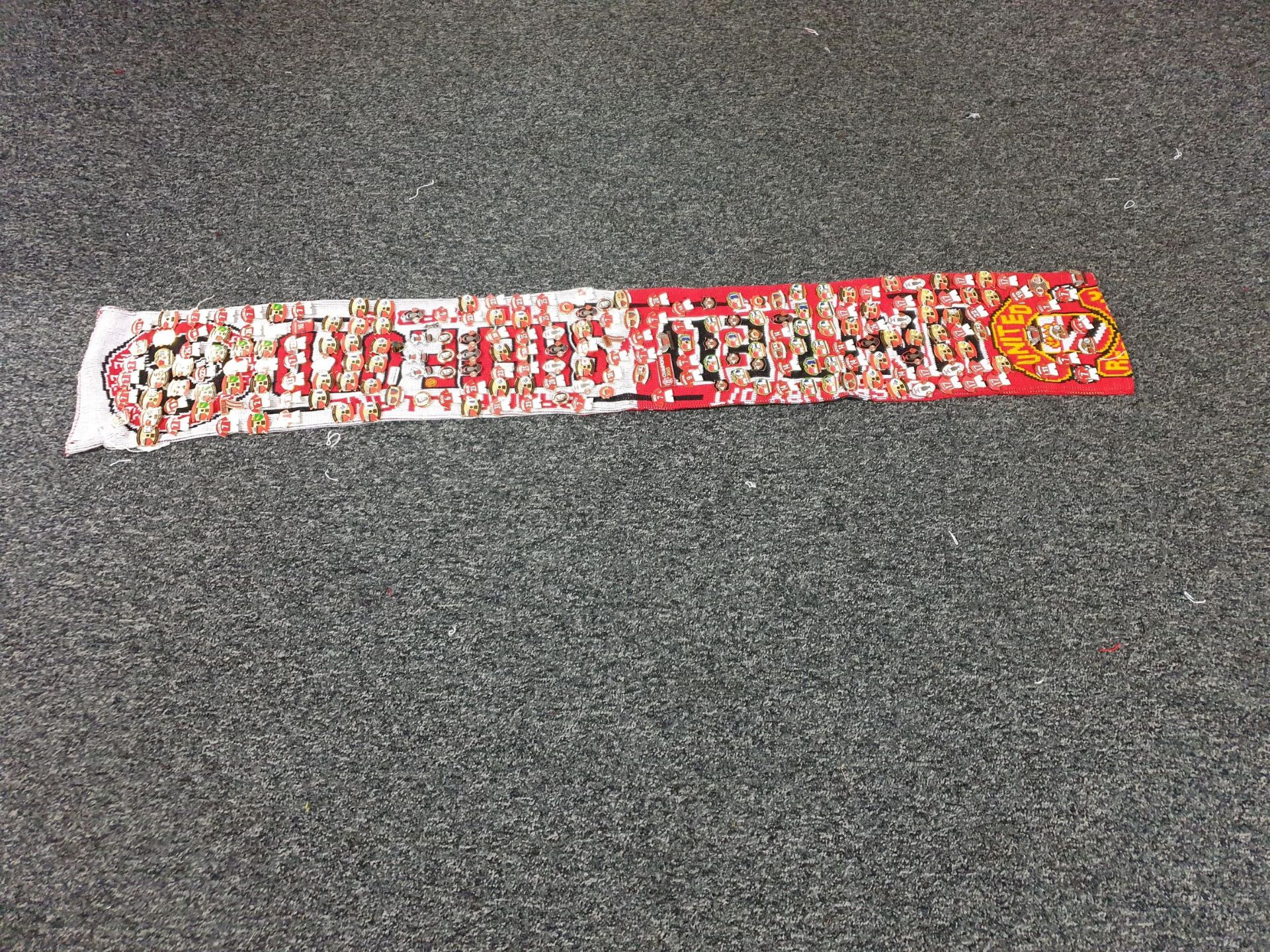 MANCHESTER UNITED SCARF CONTAINING APPROX 190 X PIN BADGES IE BEST 7, CUP WINNERS 2004, CHAMPIONS