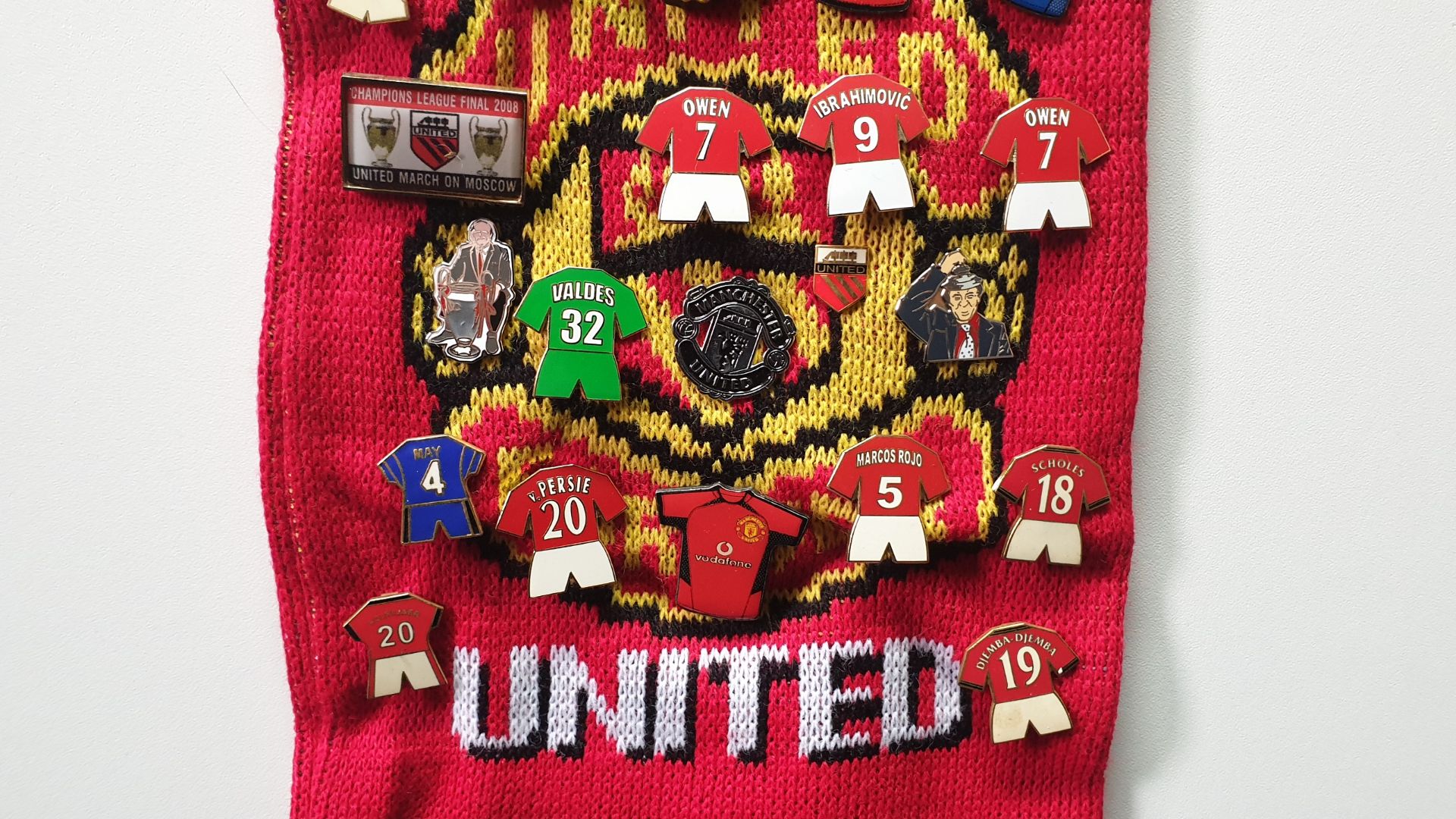 MANCHESTER UNITED SCARF CONTAINING APPROX 200 X PIN BADGES IE CHAMPIONS LEAGUE FINAL 2008, CARLING - Image 8 of 8