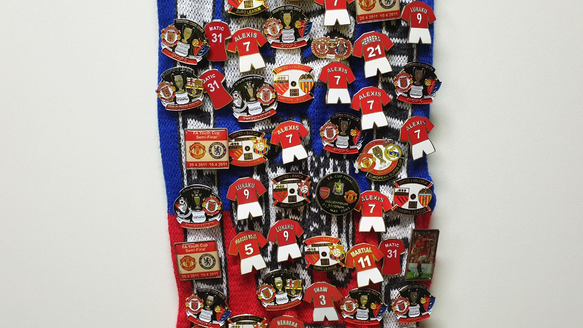 MANCHESTER UNITED SCARF CONTAINING APPROX 230 X PIN BADGES IE WORTHINGTON CUP FINAL 2003, EUROPEAN - Image 5 of 8