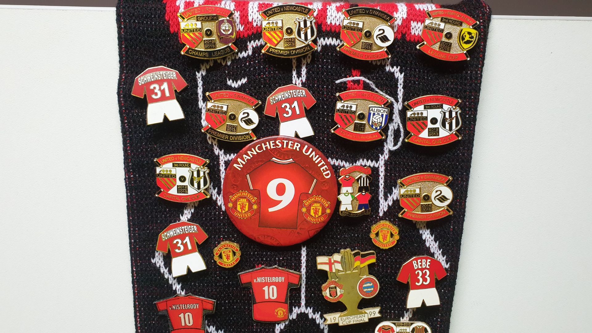 MANCHESTER UNITED SCARF CONTAINING APPROX 165 X PIN BADGES IE WORTHINGTON CUP FINAL 2003, WHITESIDE, - Image 2 of 8