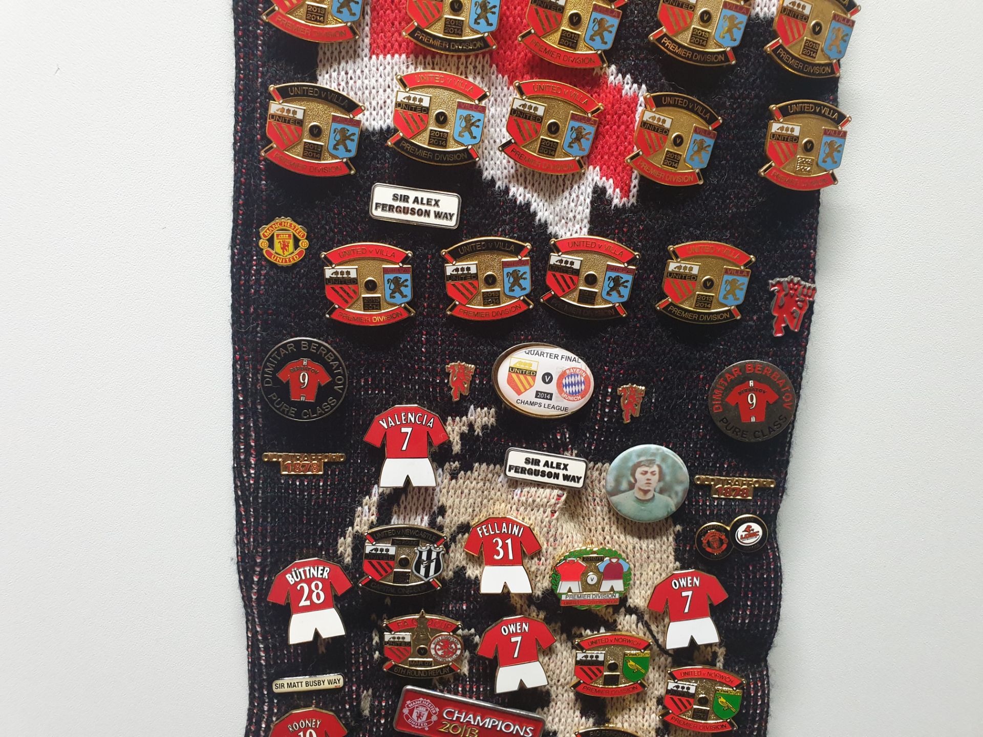 MANCHESTER UNITED SCARF CONTAINING APPROX 170 X PIN BADGES IE CHAMPIONS 2013, SIR ALEX FERGUSON WAY, - Image 7 of 8
