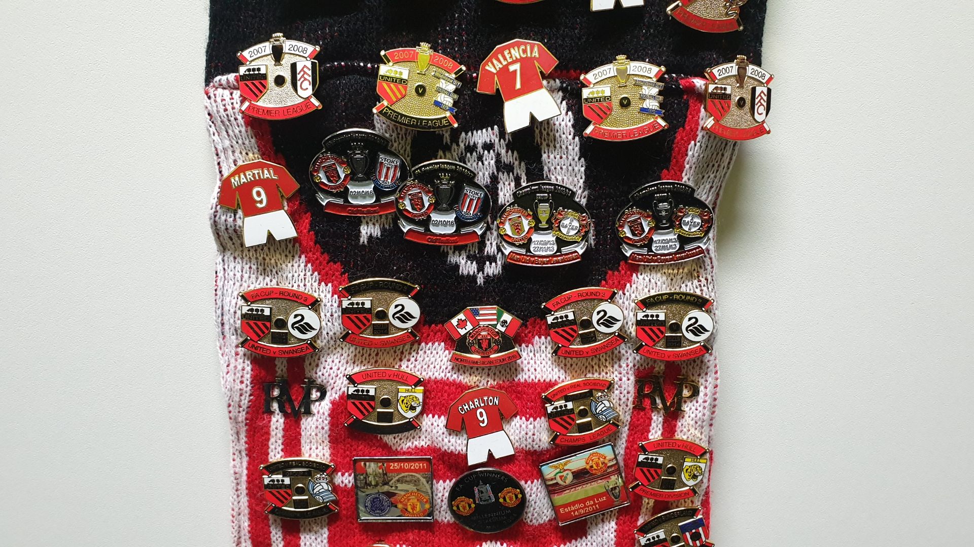 MANCHESTER UNITED SCARF CONTAINING APPROX 220 X PIN BADGES IE FA CUP WINNERS 2004, RVP, UNITED V - Image 7 of 8