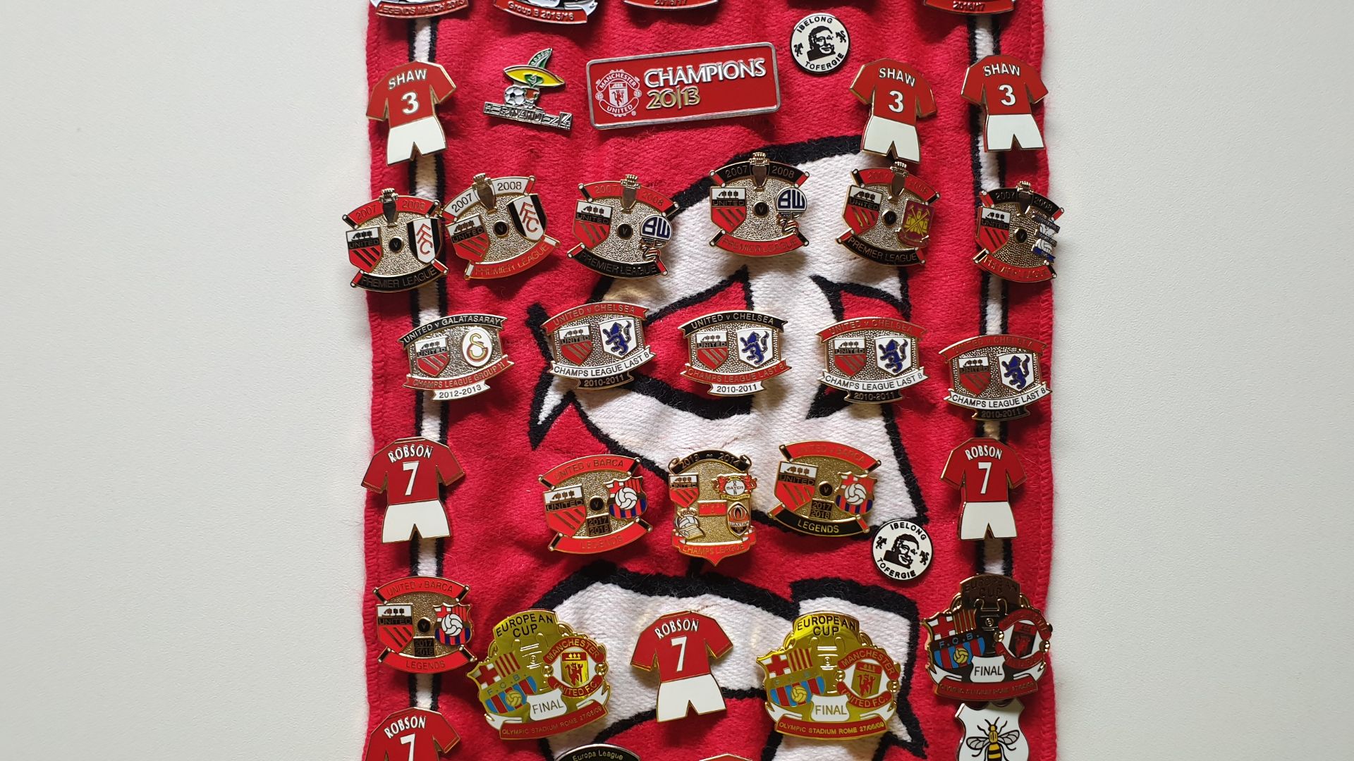 MANCHESTER UNITED SCARF CONTAINING APPROX 230 X PIN BADGES IE GEORGE BEST/STONE ROSES SENT TO ME - Image 3 of 8