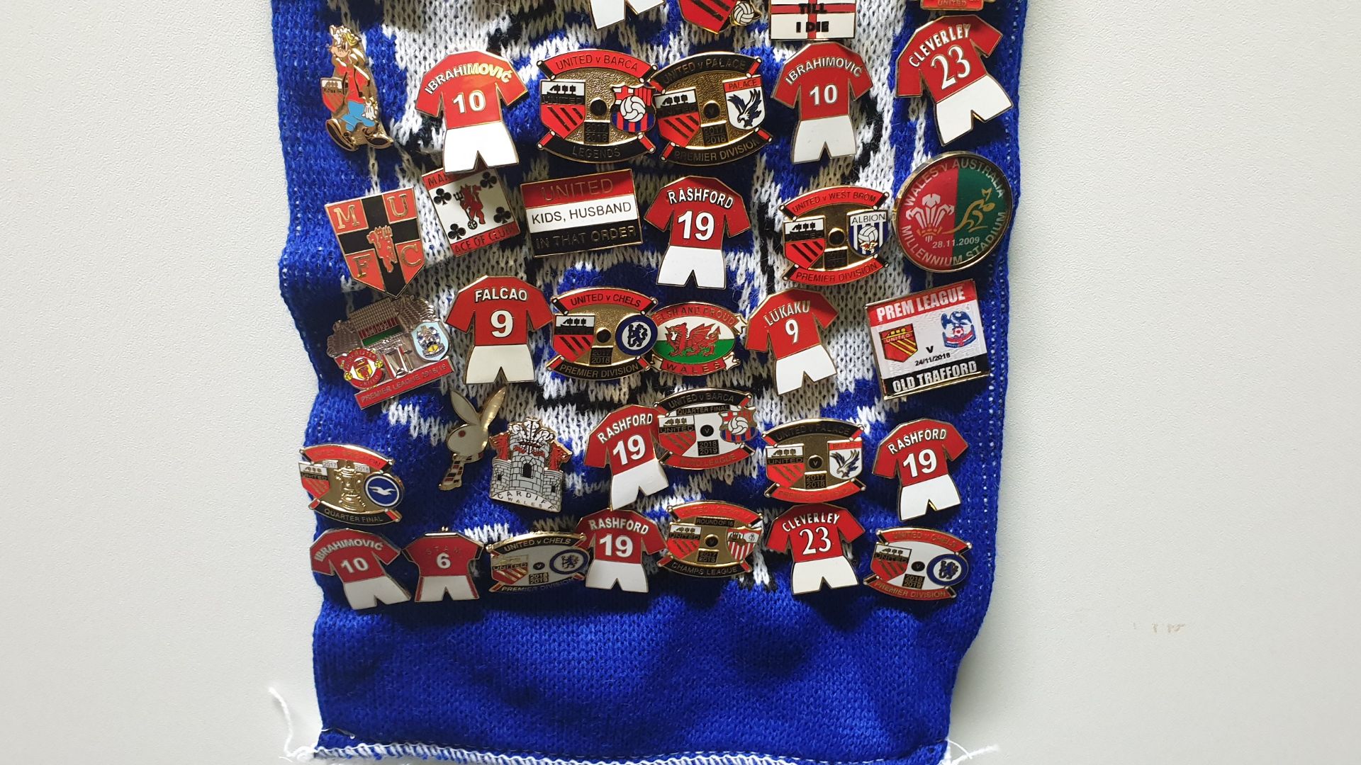 MANCHESTER UNITED SCARF CONTAINING APPROX 250 X PIN BADGES IE BATTLE FOR MANCHESTER, MUFC, - Image 8 of 8
