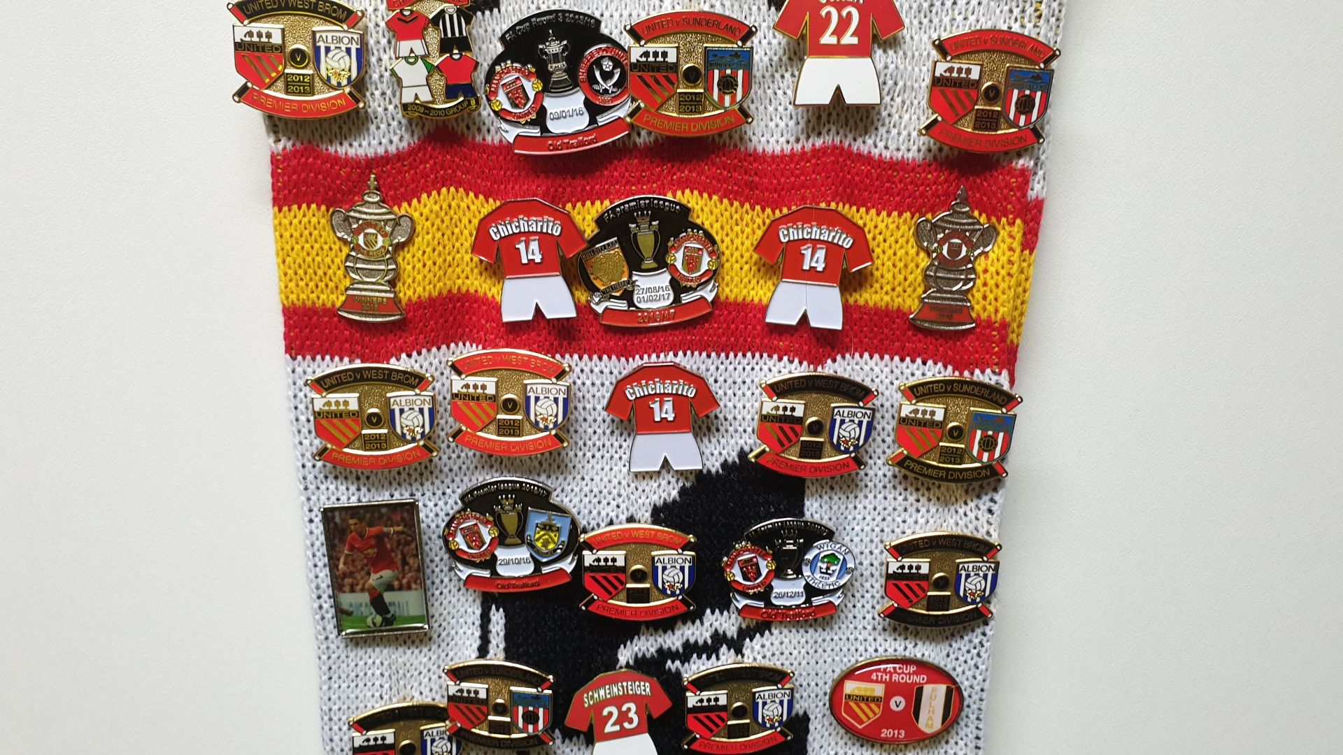 MANCHESTER UNITED SCARF CONTAINING APPROX 205 X PIN BADGES IE EUROPA LEAGUE FINAL WINNERS 2017, 1999 - Image 3 of 8