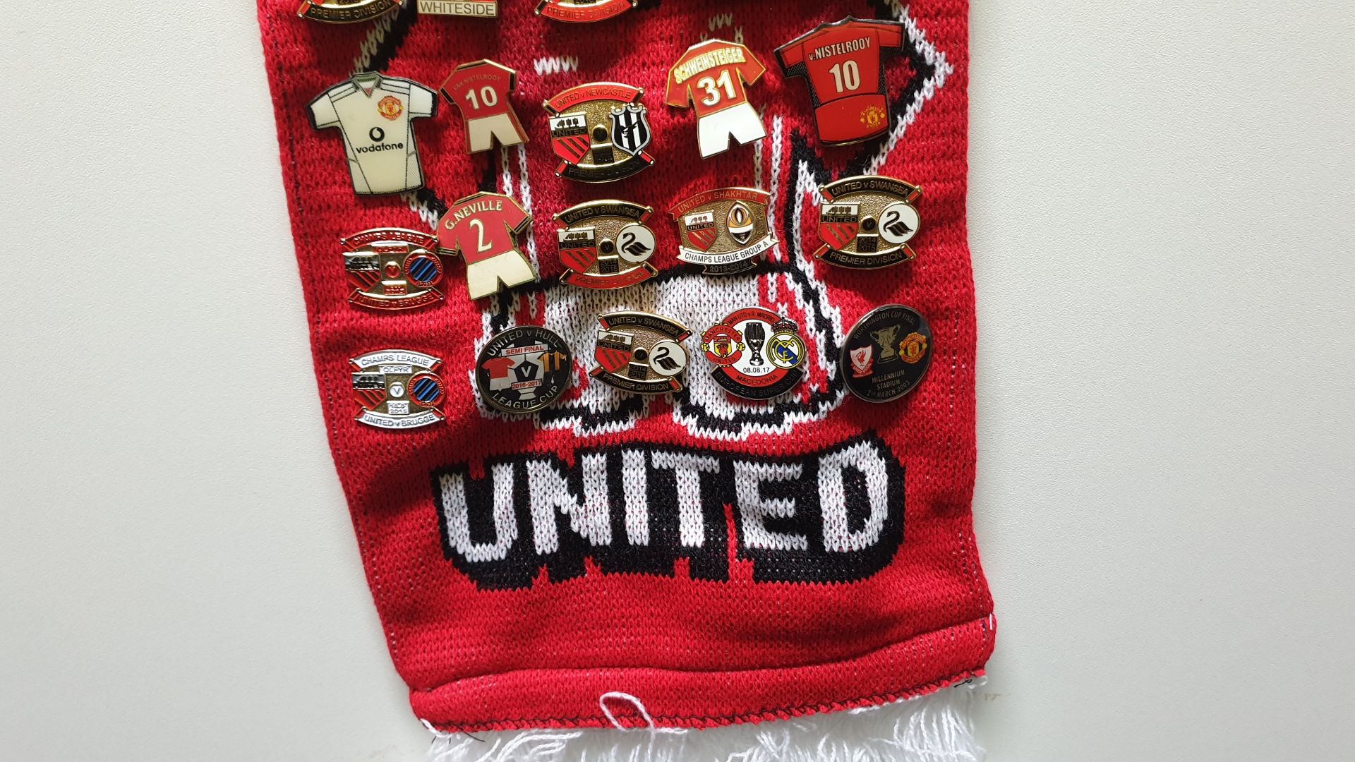 MANCHESTER UNITED SCARF CONTAINING APPROX 165 X PIN BADGES IE WORTHINGTON CUP FINAL 2003, WHITESIDE, - Image 8 of 8