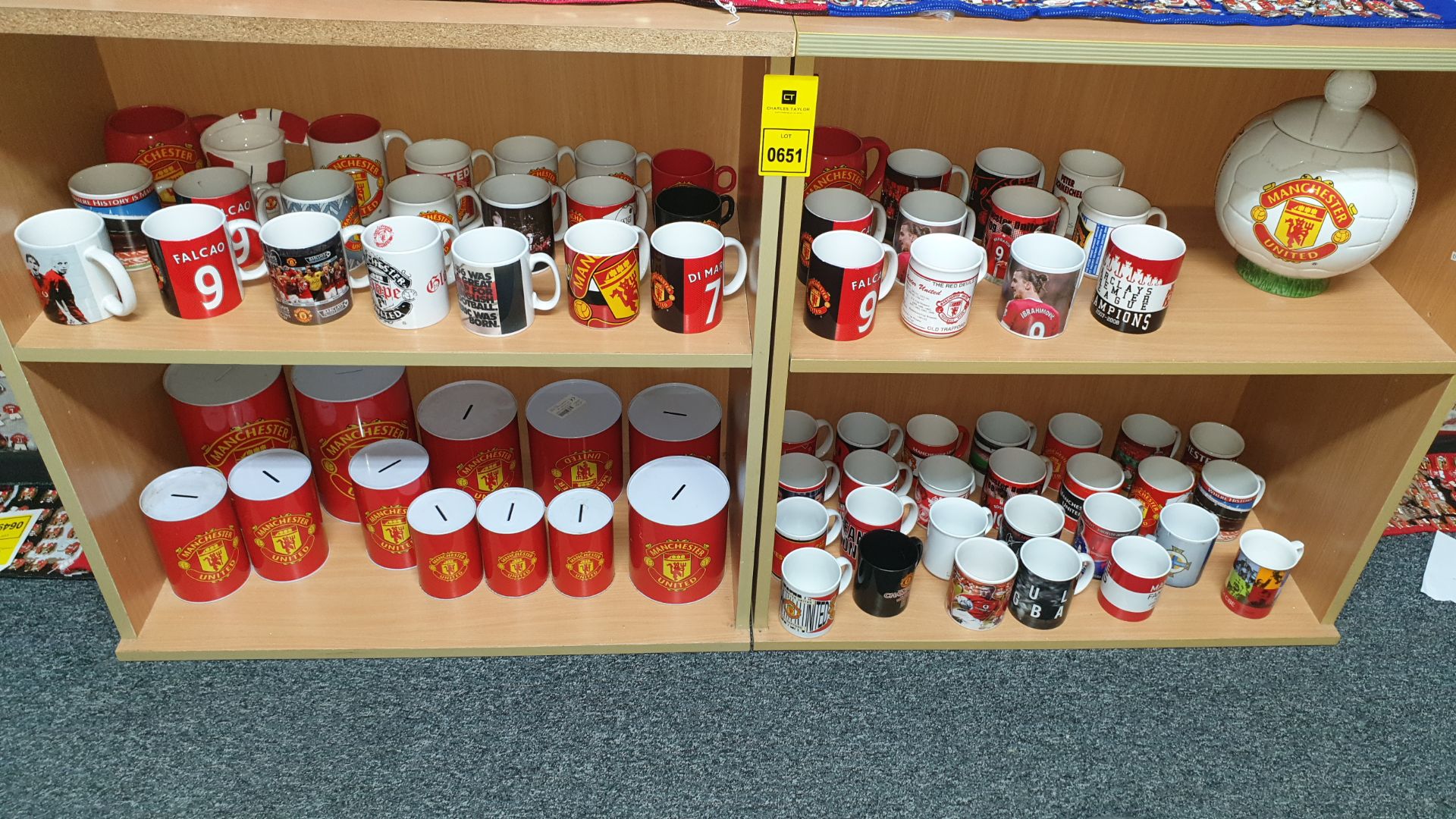 59 X MANCHESTER UNITED MUGS IN VARIOUS STYLES AND SIZES AND 12 X MANCHESTER UNITED BADGE TIN MONEY