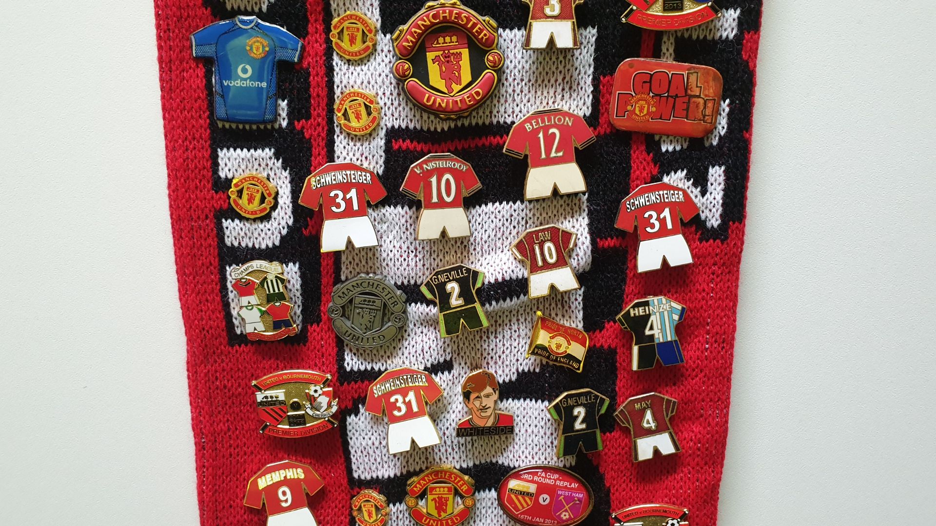 MANCHESTER UNITED SCARF CONTAINING APPROX 165 X PIN BADGES IE WORTHINGTON CUP FINAL 2003, WHITESIDE, - Image 6 of 8