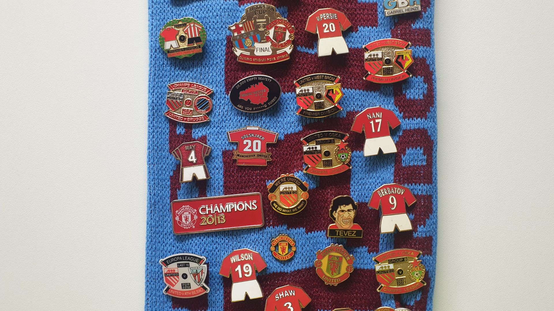MANCHESTER UNITED SCARF CONTAINING APPROX 200 X PINBADGES IE 1999 EUROPEAN CUP FINAL, PREMIER - Image 3 of 8