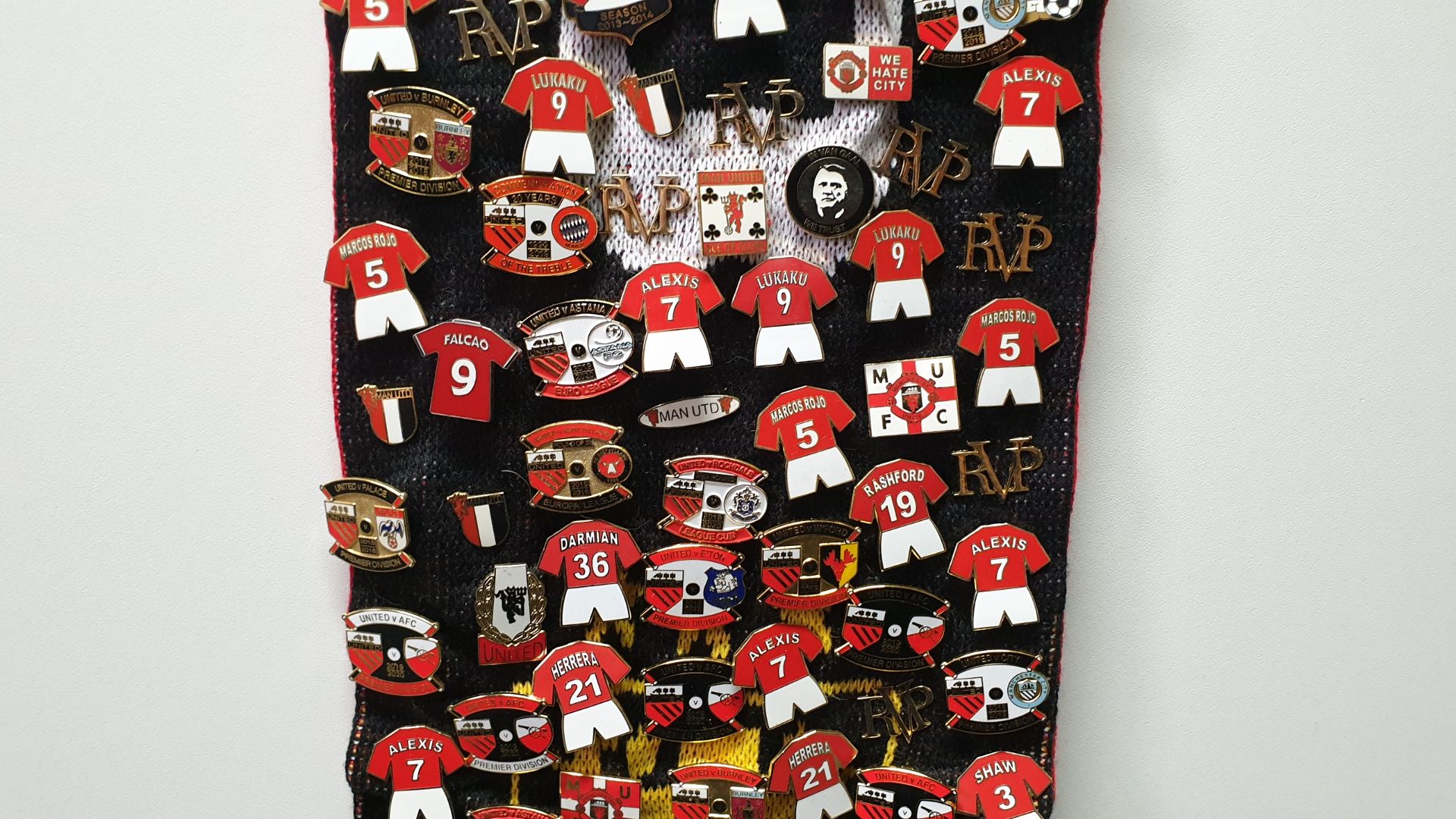 MANCHESTER UNITED SCARF CONTAINING APPROX 220 X PIN BADGES IE MUFC, OLD TRAFFORD, WE HATE CITY, EURO - Image 7 of 8