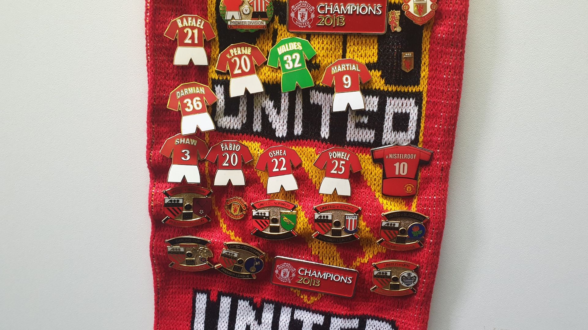 MANCHESTER UNITED SCARF CONTAINING APPROX 200 X PINBADGES IE 1999 EUROPEAN CUP FINAL, PREMIER - Image 8 of 8