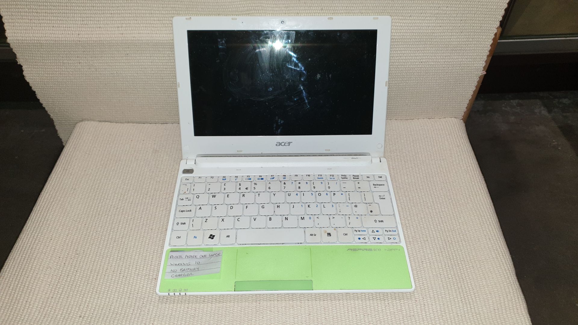 ACER ASPIRE ONE LAPTOP (NOTE NO BATTTERY) WITH WINDOWS 10 AND CHARGER