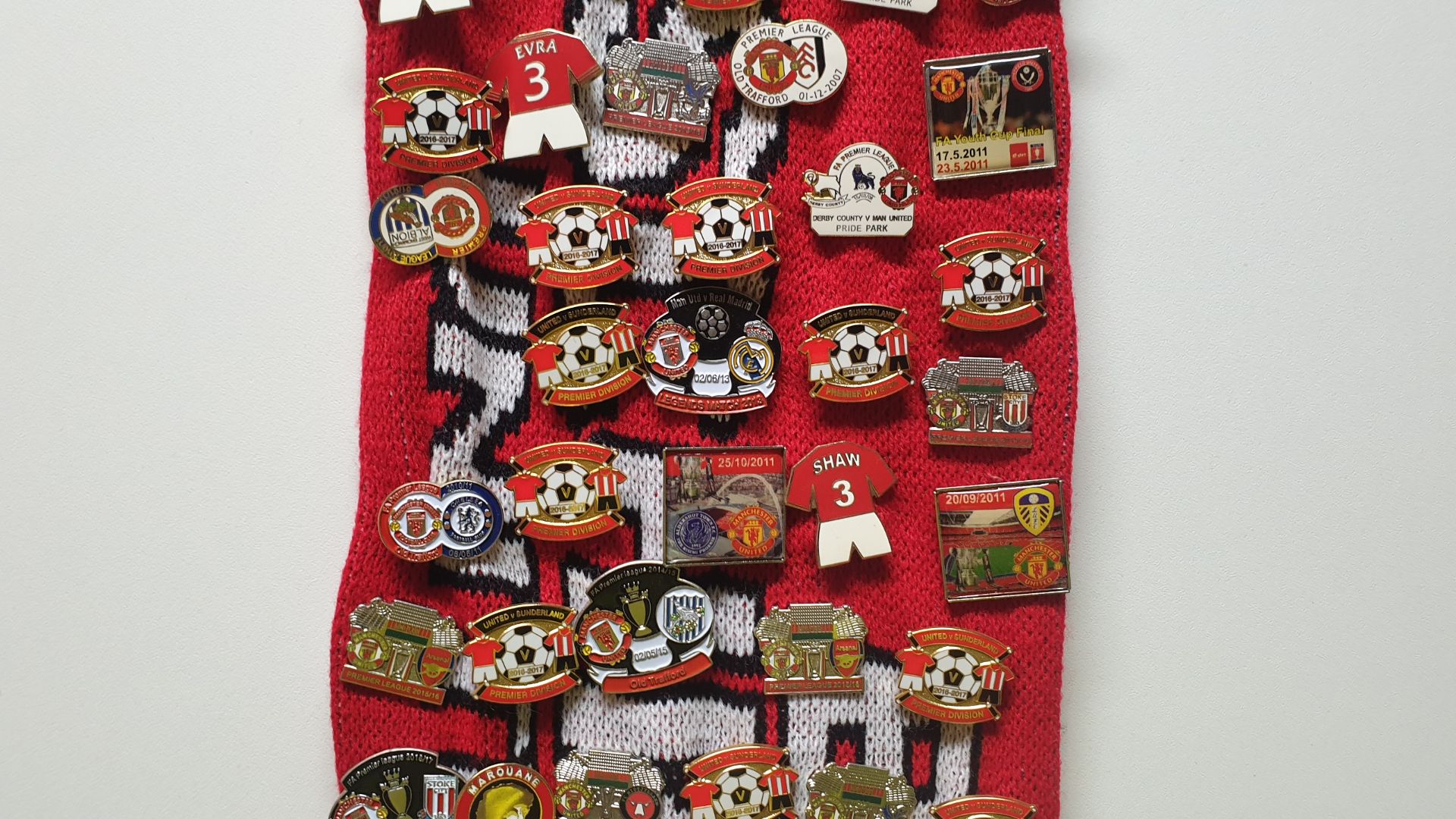 MANCHESTER UNITED SCARF CONTAINING APPROX 190 X PIN BADGES IE MANCHESTER IS RED, UNITED V LIVERPOOL, - Image 4 of 8