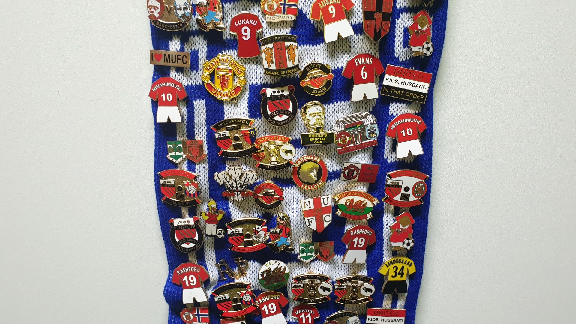 MANCHESTER UNITED SCARF CONTAINING APPROX 250 X PIN BADGES IE BATTLE FOR MANCHESTER, MUFC, - Image 6 of 8