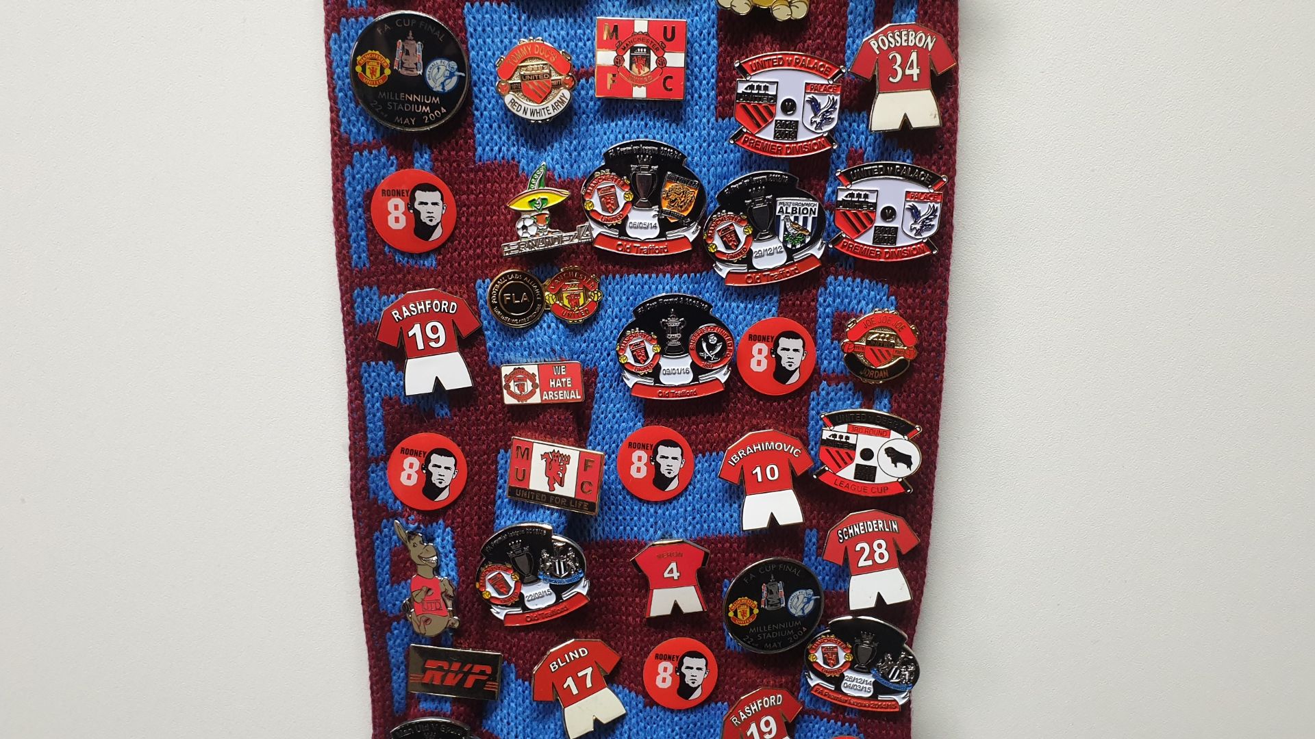 MANCHESTER UNITED SCARF CONTAINING APPROX 200 X PIN BADGES IE MUFC, BATTLE FOR MANCHESTER, ROONEY, - Image 4 of 8