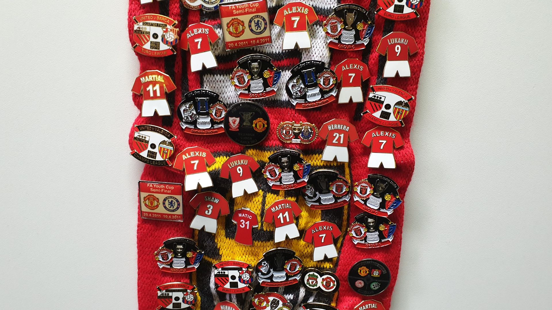 MANCHESTER UNITED SCARF CONTAINING APPROX 230 X PIN BADGES IE WORTHINGTON CUP FINAL 2003, EUROPEAN - Image 7 of 8