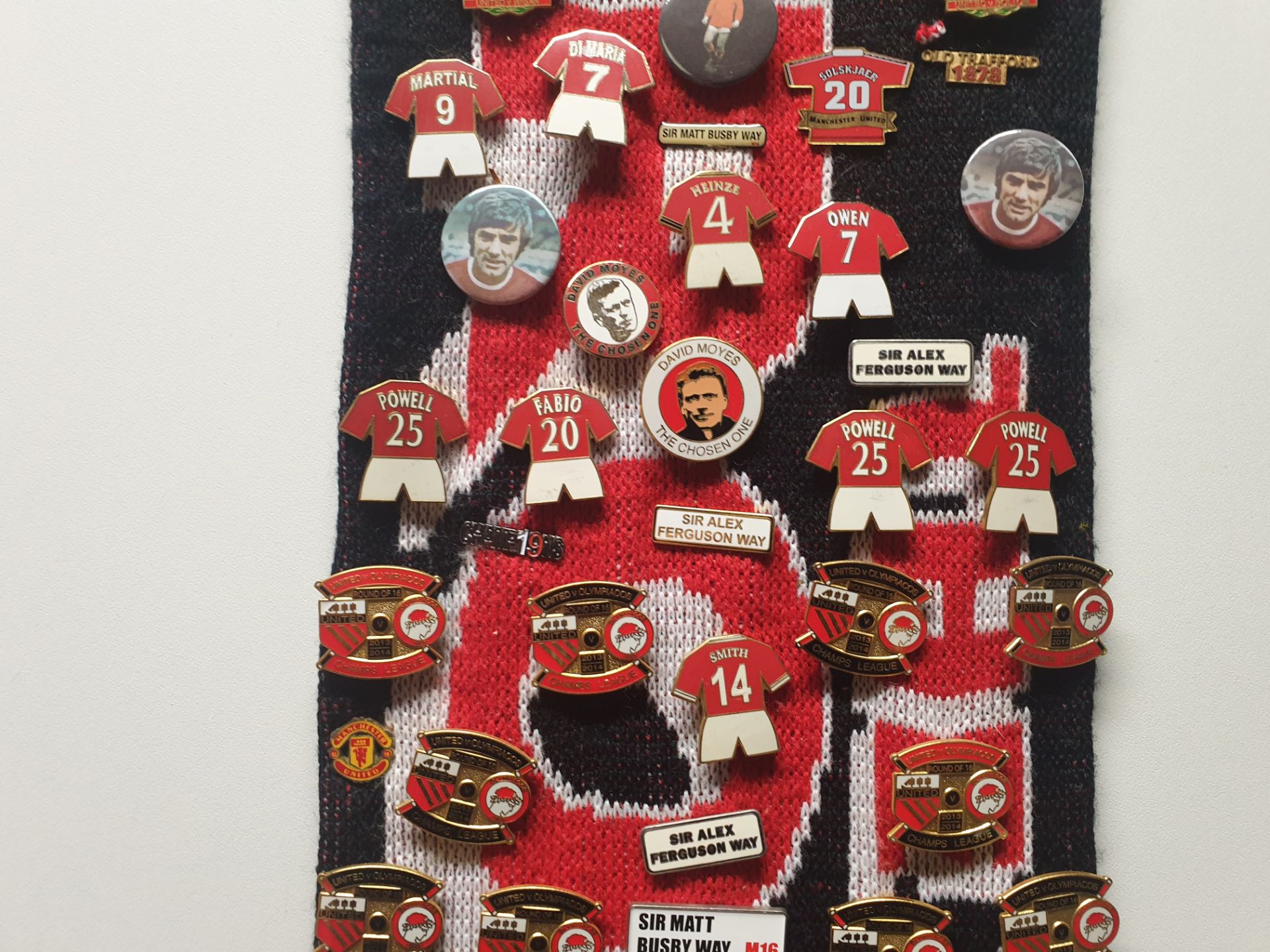 MANCHESTER UNITED SCARF CONTAINING APPROX 170 X PIN BADGES IE CHAMPIONS 2013, SIR ALEX FERGUSON WAY, - Image 4 of 8