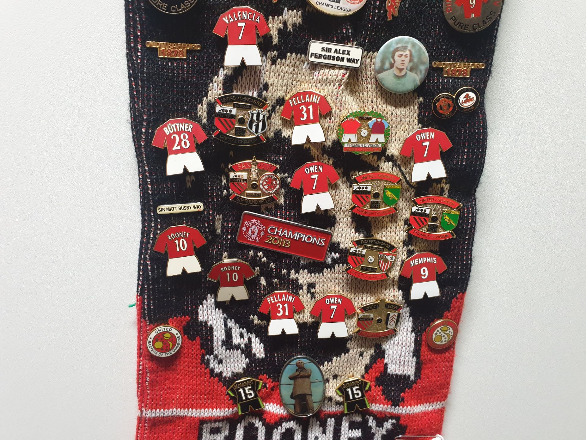 MANCHESTER UNITED SCARF CONTAINING APPROX 170 X PIN BADGES IE CHAMPIONS 2013, SIR ALEX FERGUSON WAY, - Image 8 of 8
