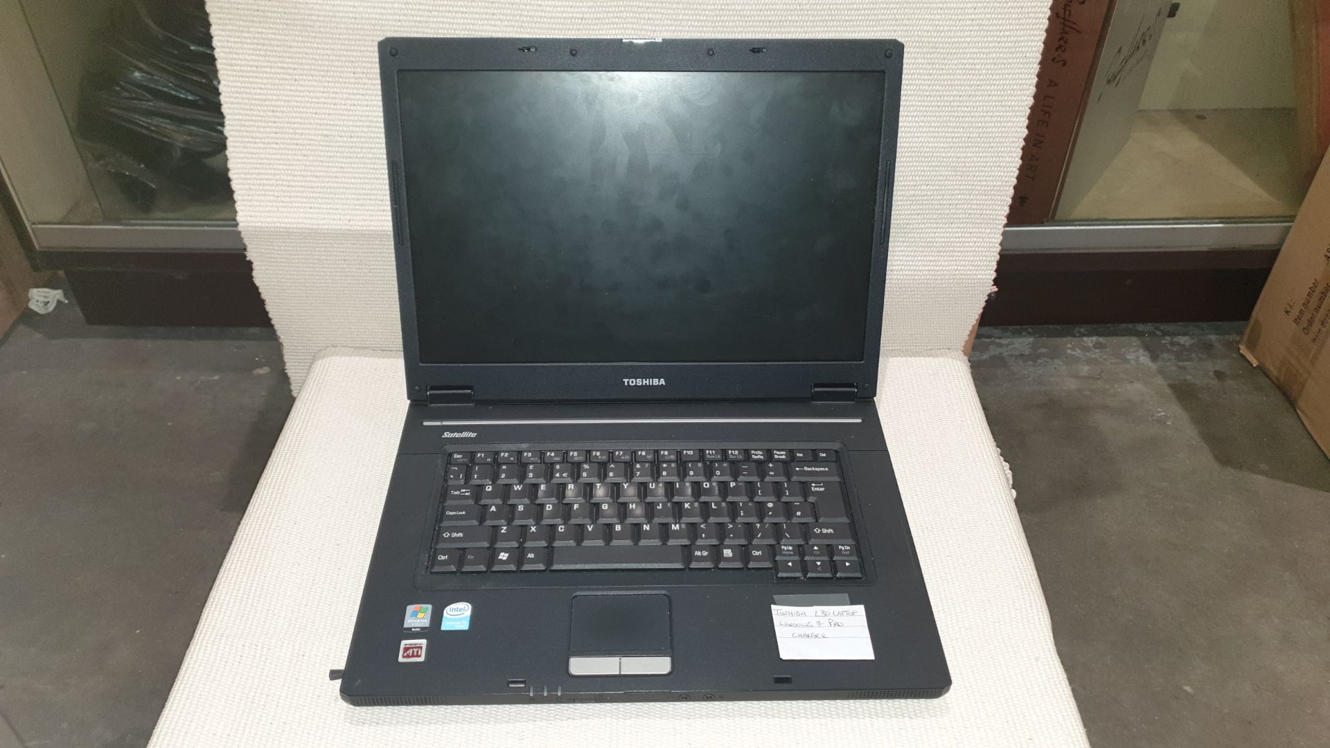 TOSHIBA L30 LAPTOP WITH WINDOWS 7 PRO & CHARGER