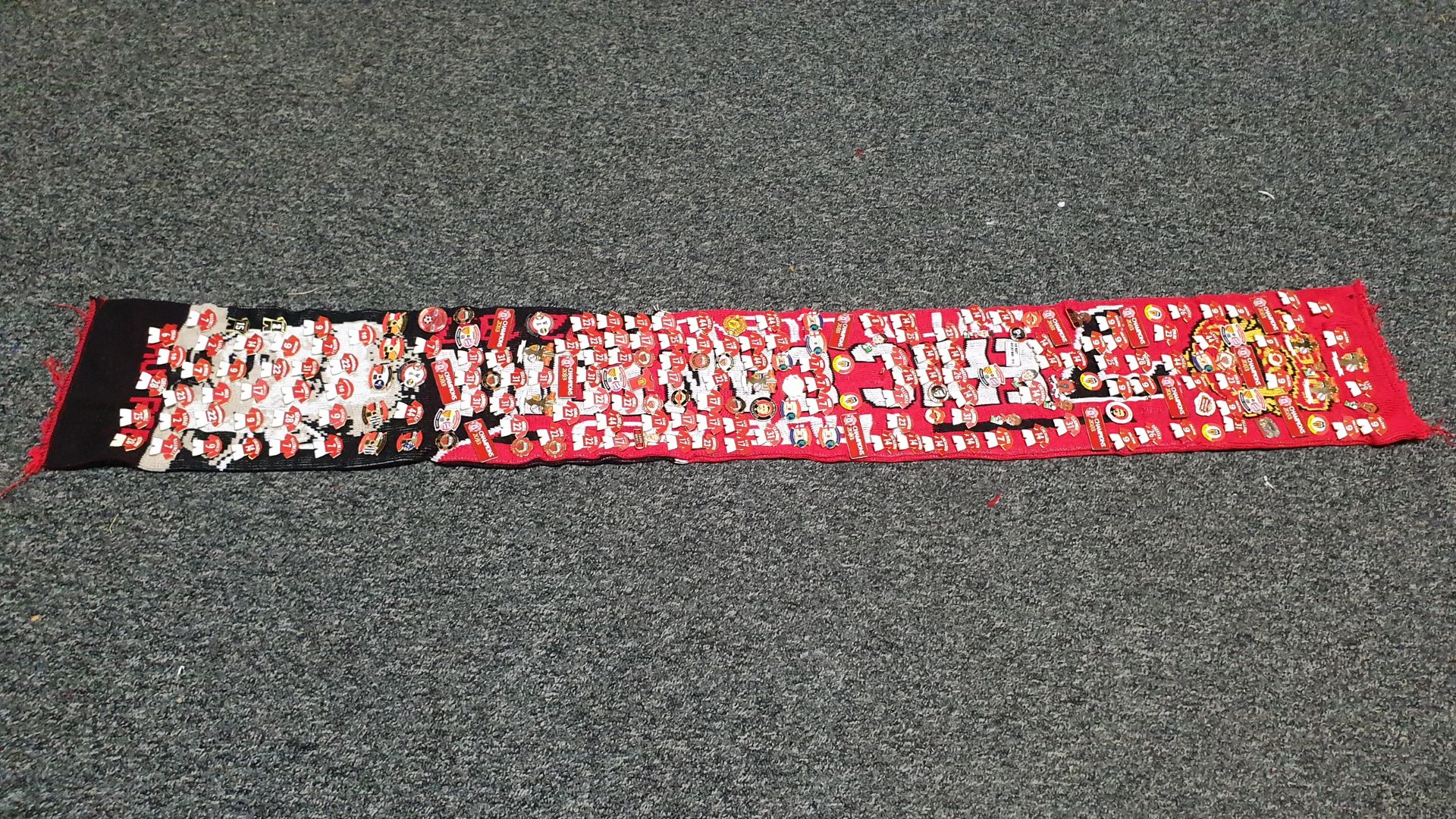 MANCHESTER UNITED SCARF CONTAINING APPROX 210 X PIN BADGES IE CHAMPIONS 2013, 2008 MANCS IN