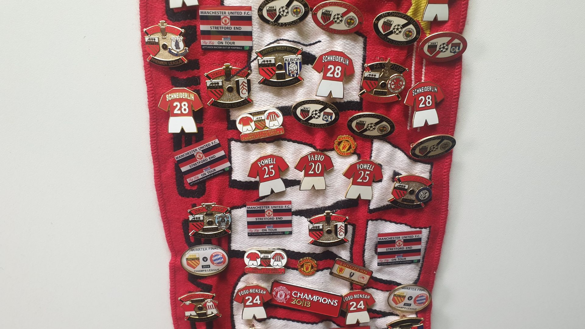 MANCHESTER UNITED SCARF CONTAINING APPROX 282 X PINBADGES IE UNITED SPECIAL ONE, CHAMPIONS LEAGUE - Image 4 of 8