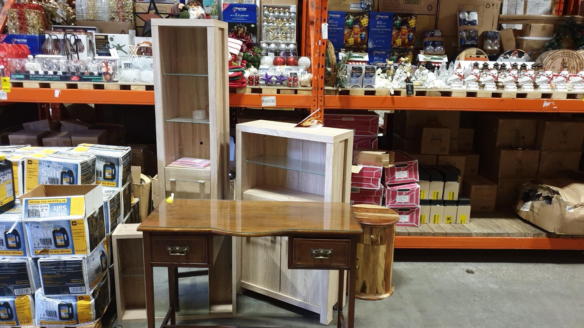 4 ITEMS OF FURNITURE I.E OLD STYLED GLASS TOPPED TABLE WITH 2 DRAWERS, TALL WOODEN SHELVING UNIT