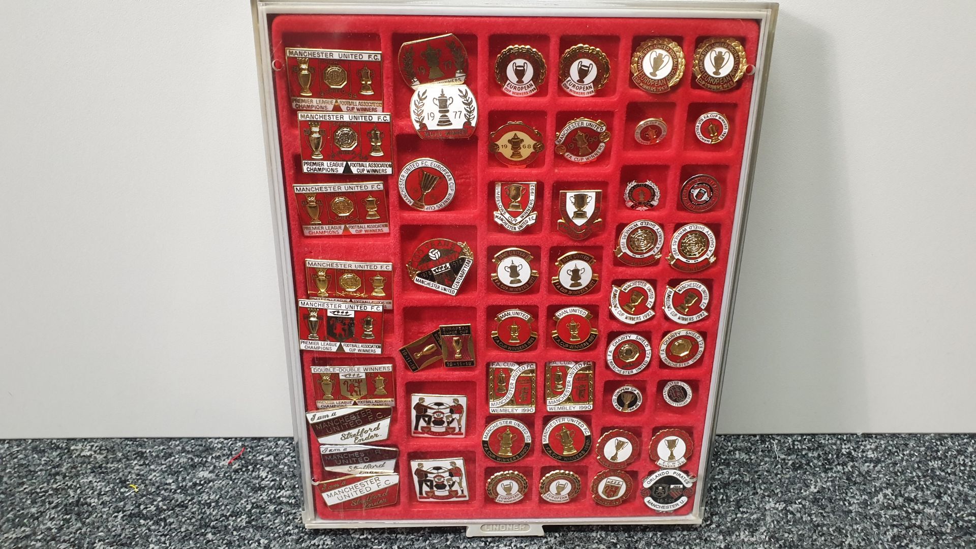 DISPLAY BOX CONTAINING 51 X MANCHESTER UNITED PINBADGES IE EUROPEAN CUP WINNERS 1968, PREMIER LEAGUE