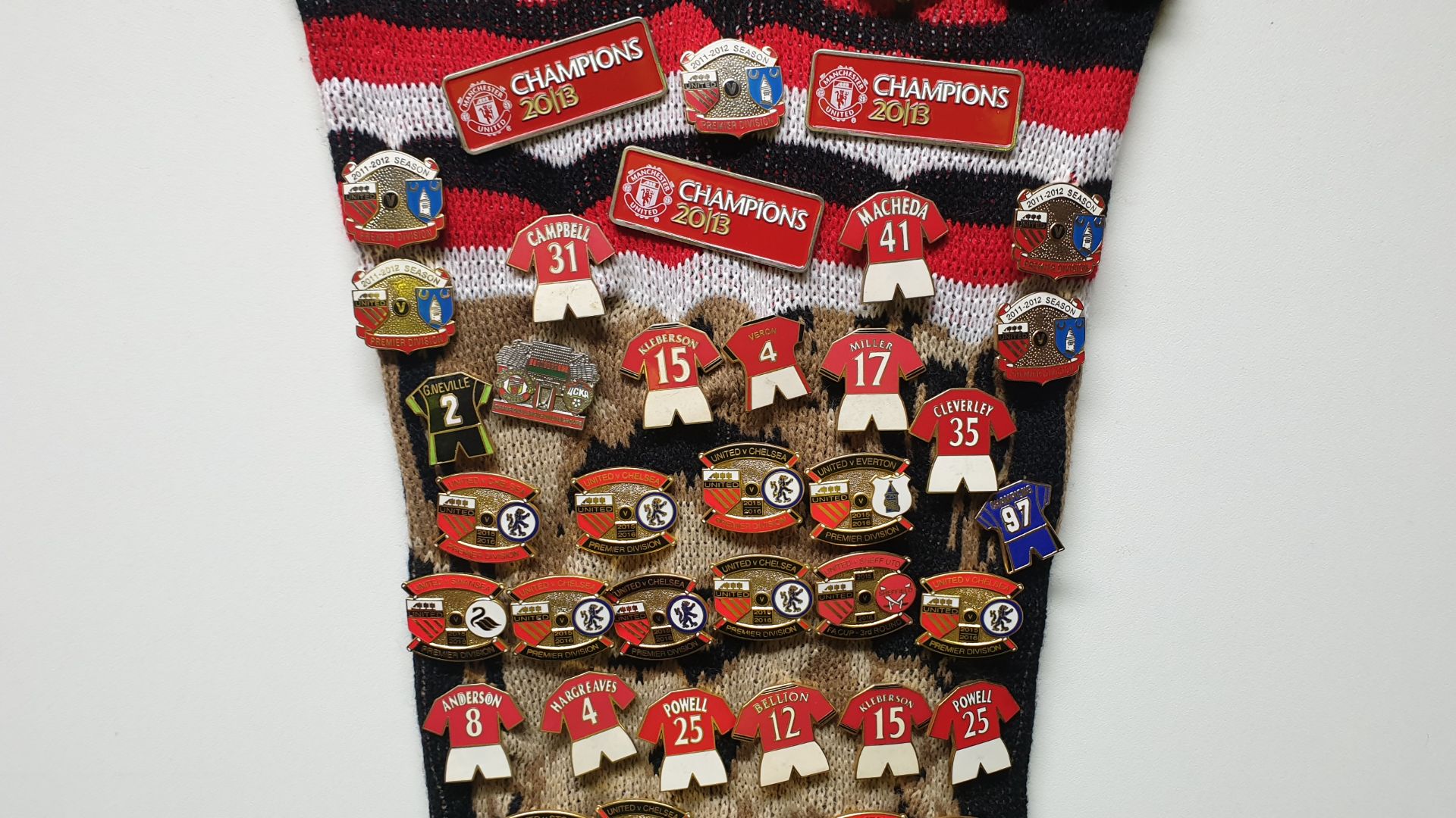 MANCHESTER UNITED SCARF CONTAINING APPROX 235 X PIN BADGES IE CHAMPIONS 2013, RED ARMY, VARIOUS - Image 2 of 8