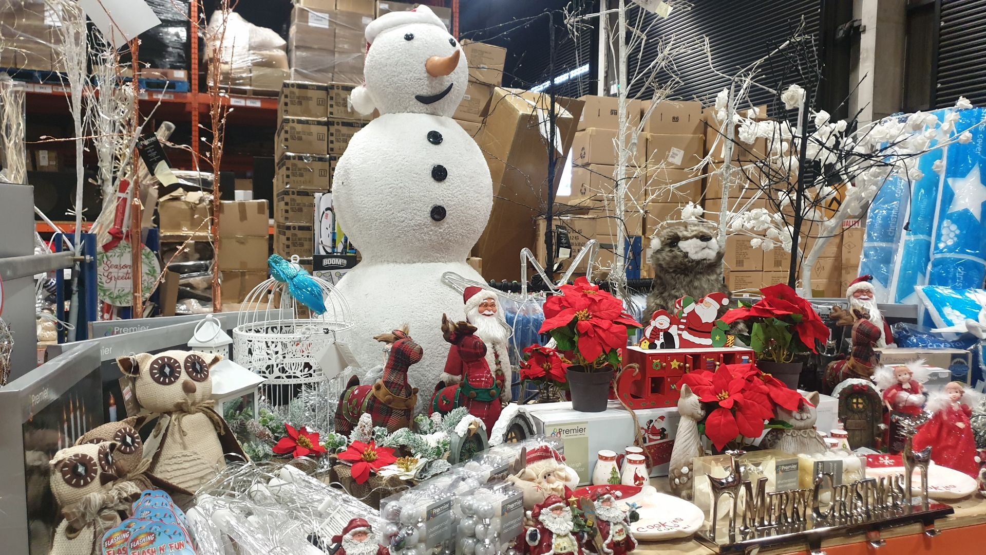 APPROX 110 PIECE MIXED PREMIER CHRISTMAS LOT CONTAINING, 1M FLUFFY SNOWMAN, ICICLE CHASER LIGHTS,